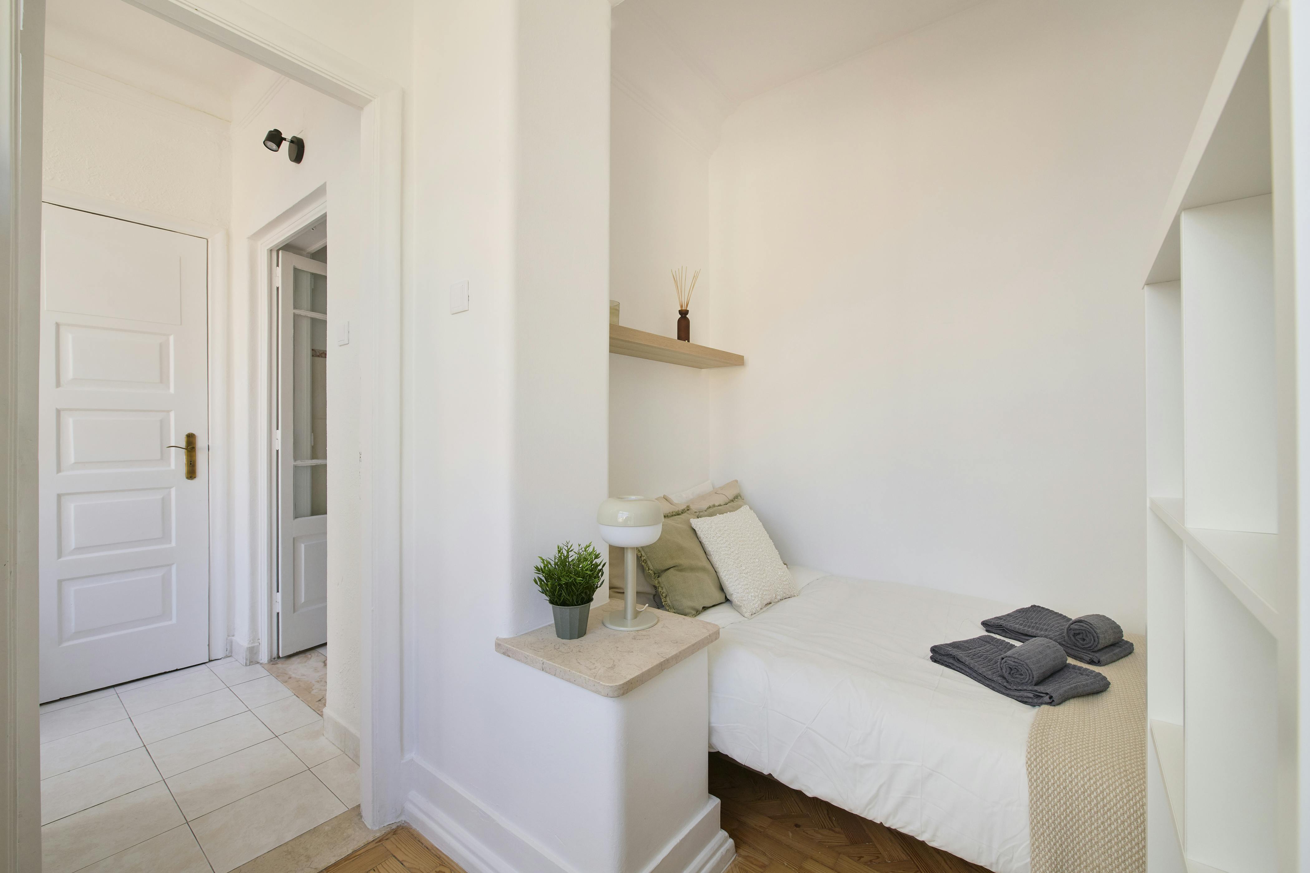 Private room for rent for €640 per month in Lisbon, Avenida de Berna