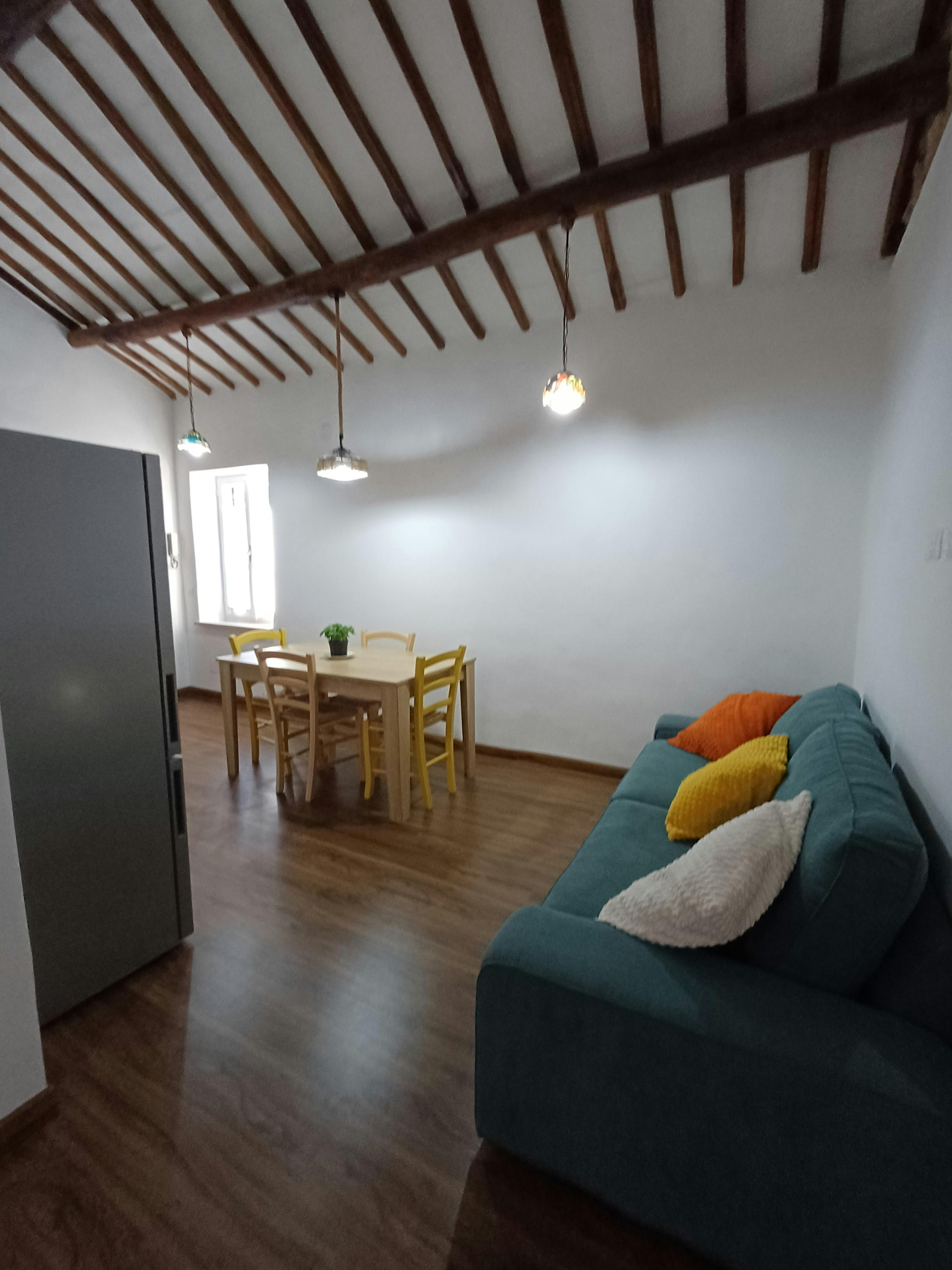 公寓 正在以 €1,000 的月租出租，其位于 Grotte di Castro, Via della Fratta