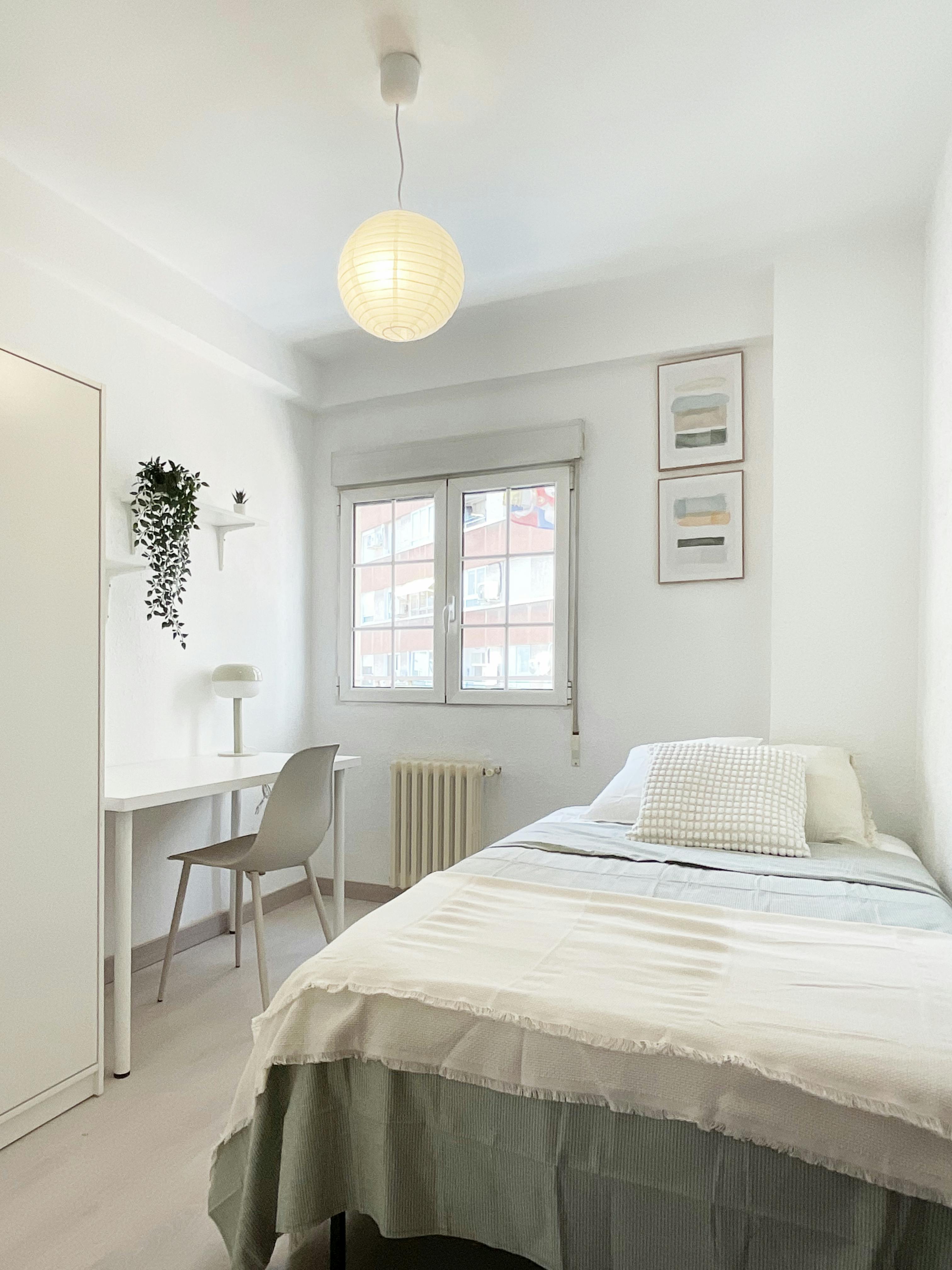 Private room for rent for €390 per month in Zaragoza, Calle de Italia