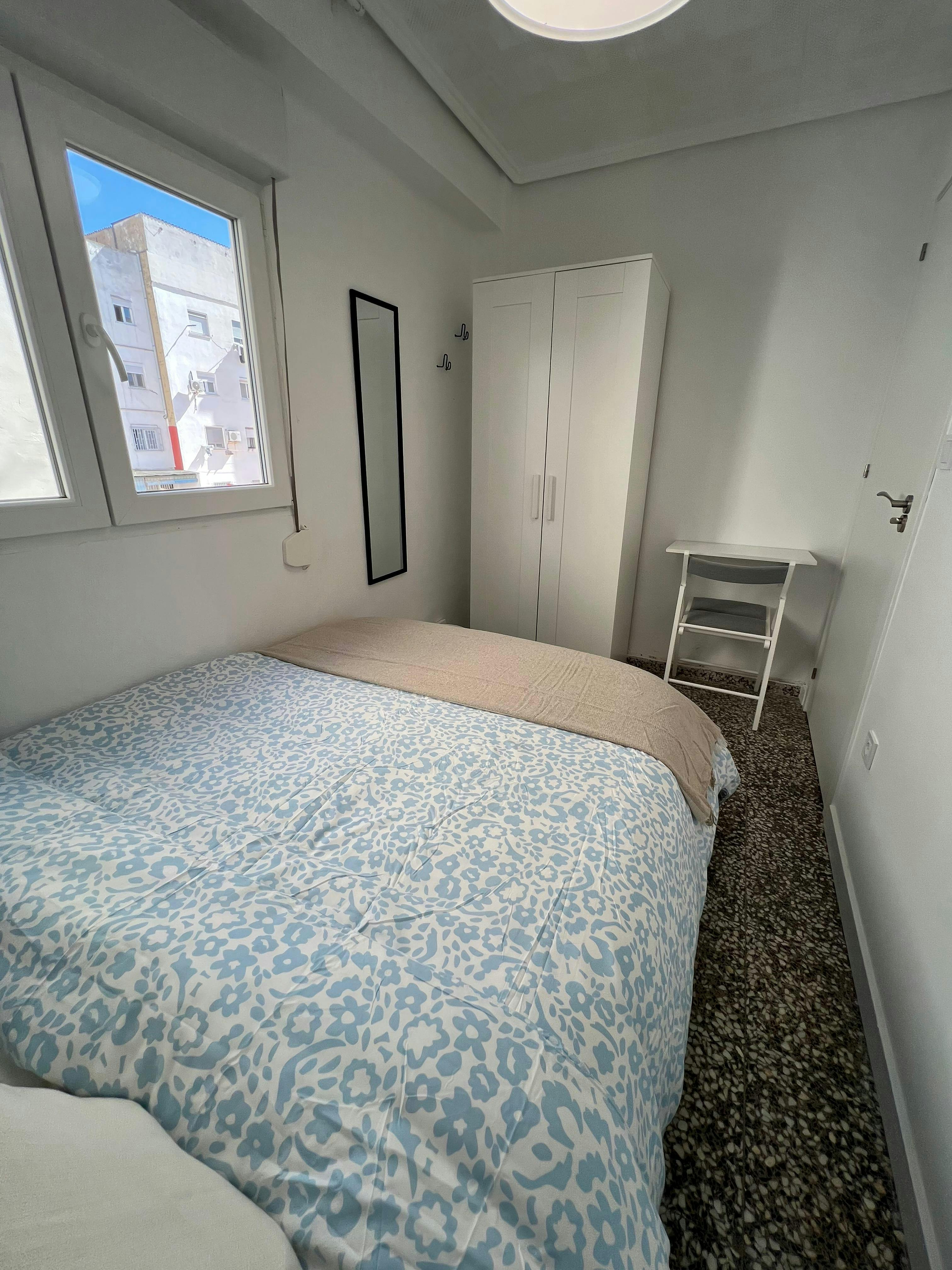 Single room Xirivella, 1 bed, 6m² — photo 1