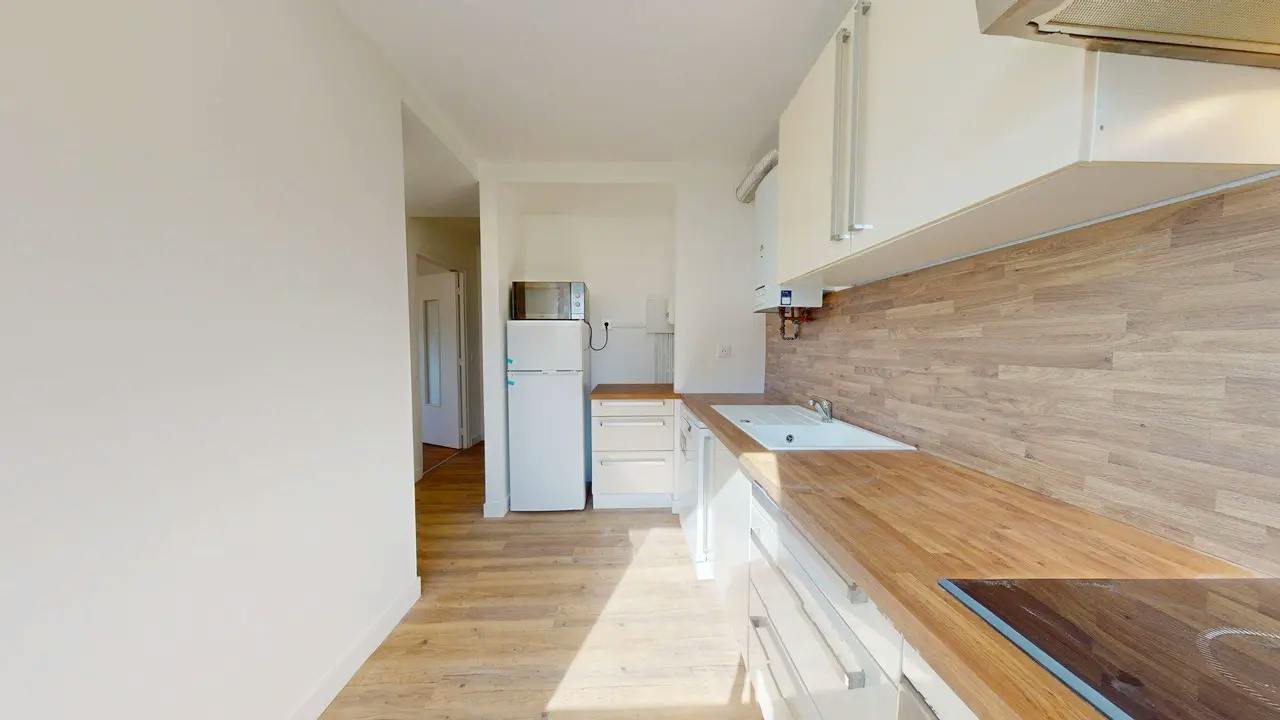 Apartment for rent for €909 per month in Bron, Rue du 11 Novembre 1918