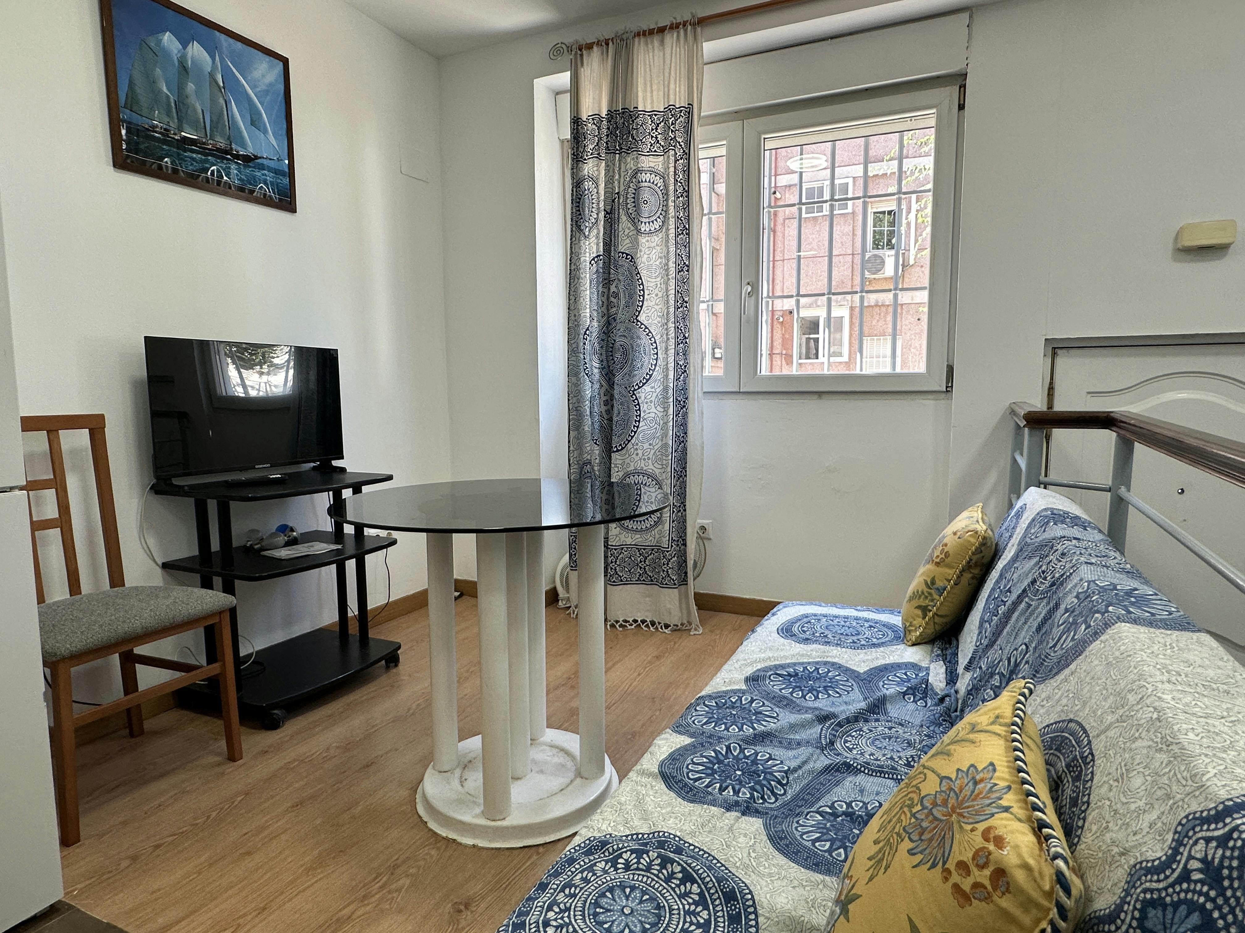 Appartement te huur voor € 1.000 per maand in Madrid, Calle Arzúa