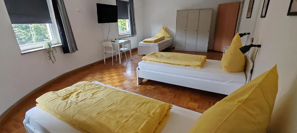 2-Bedroom Apartment in Gladbecker Straße, Essen 1