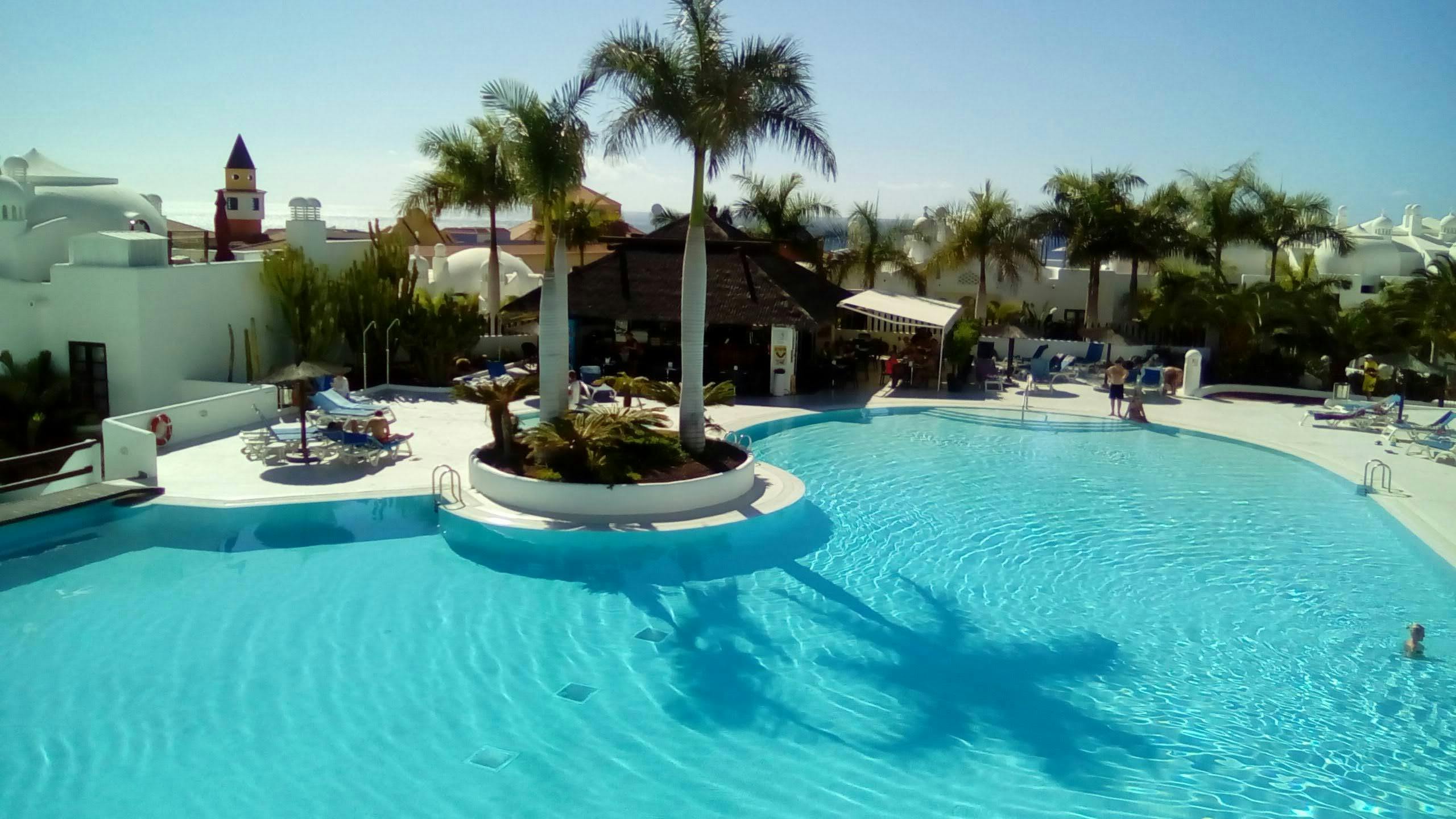 Apartment for rent for €1,500 per month in Adeje, Avenida Adeje 300