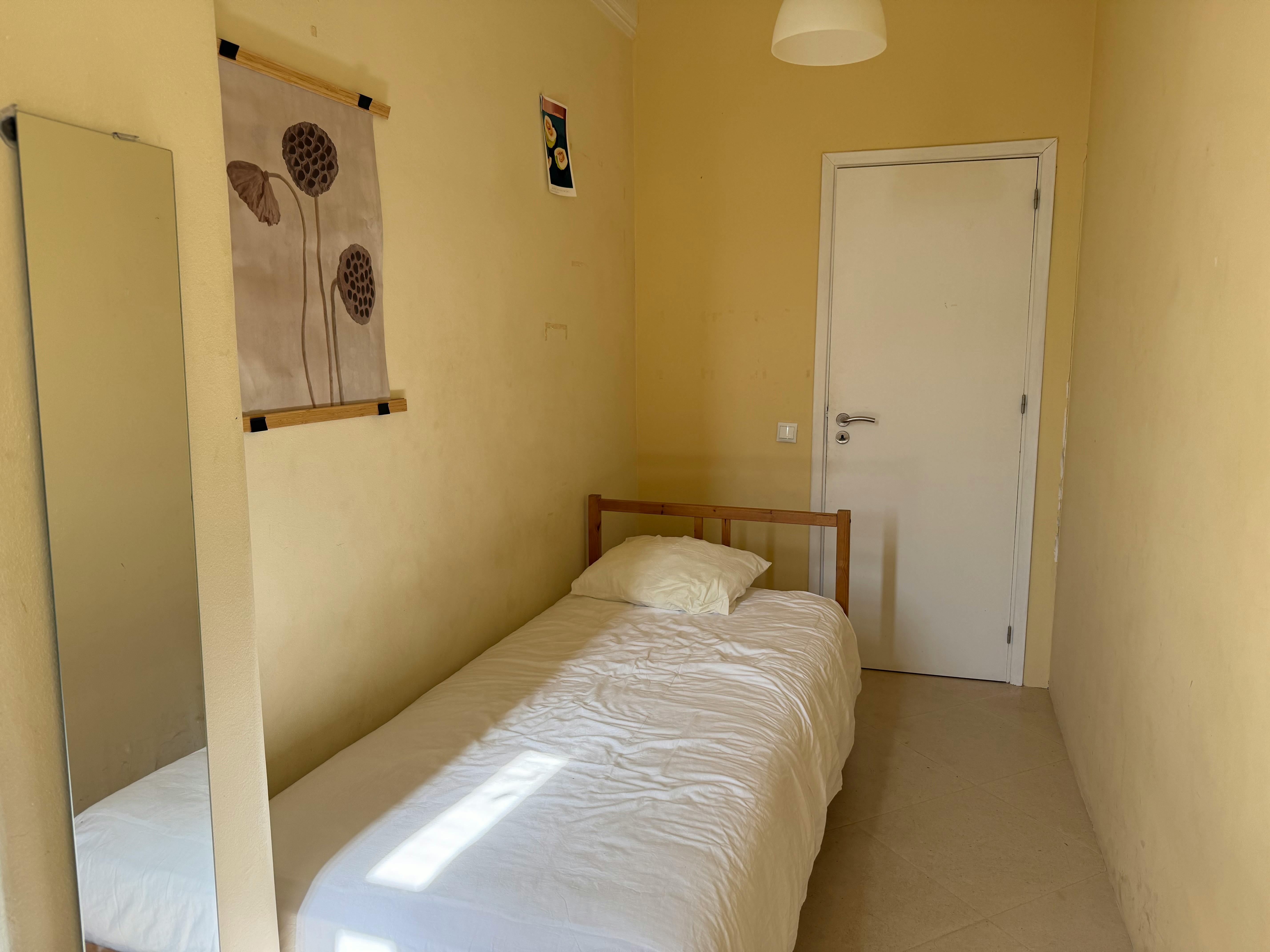 Private room in Avenida de Roma, Lisbon (1650770) room image 1
