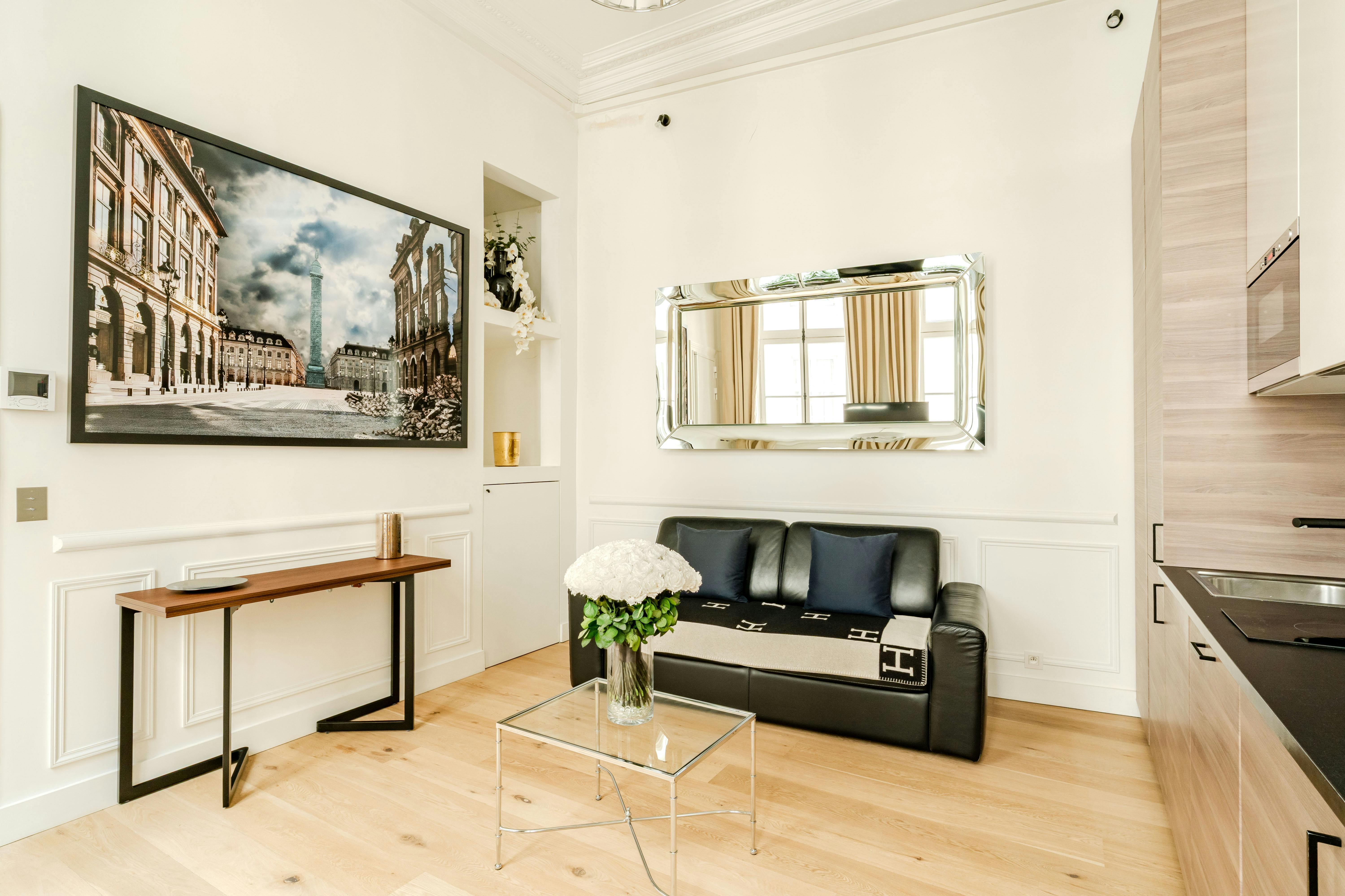Apartment for rent for €3,364 per month in Paris, Rue Saint-Honoré