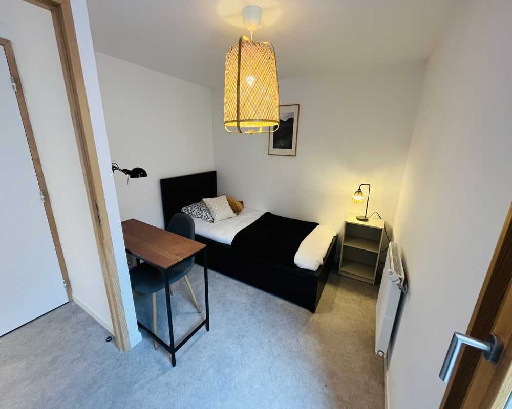 私人房间 正在以 €495 的月租出租，其位于 Caluire-et-Cuire, Place Victor Basch