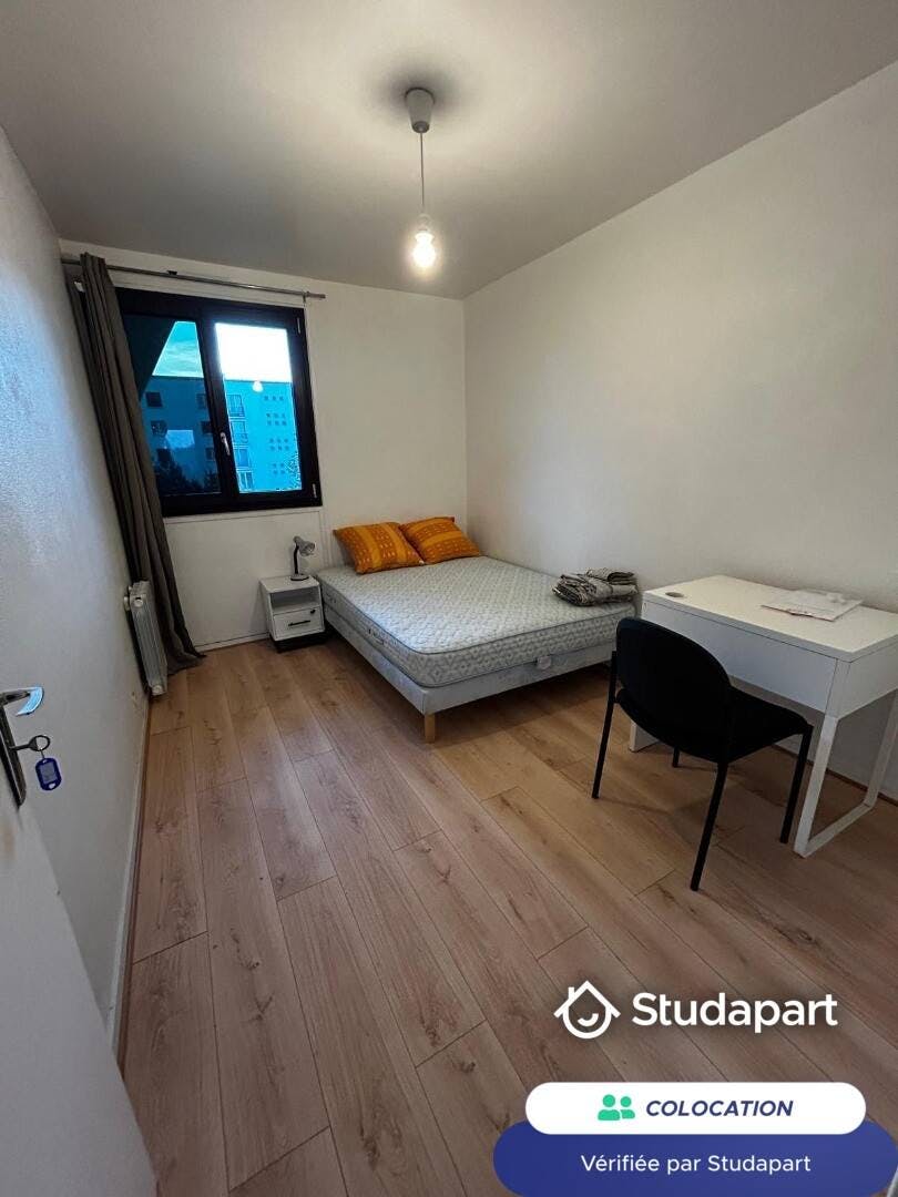 Private room for rent for €495 per month in Mantes-la-Jolie, Rue Emile Réaubourg