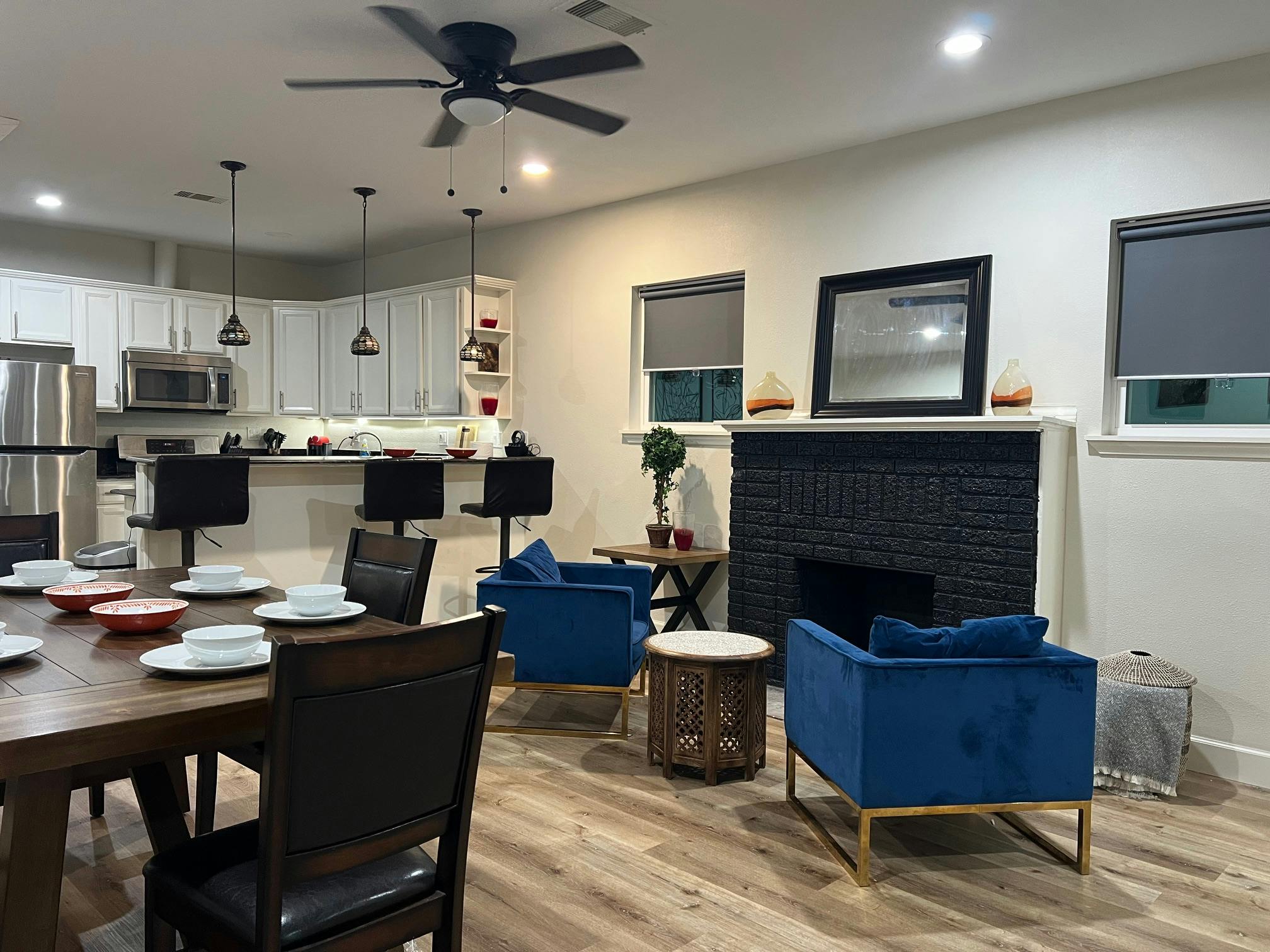 房源 正在以 $4,950 的月租出租，其位于 Houston, Chenevert Street