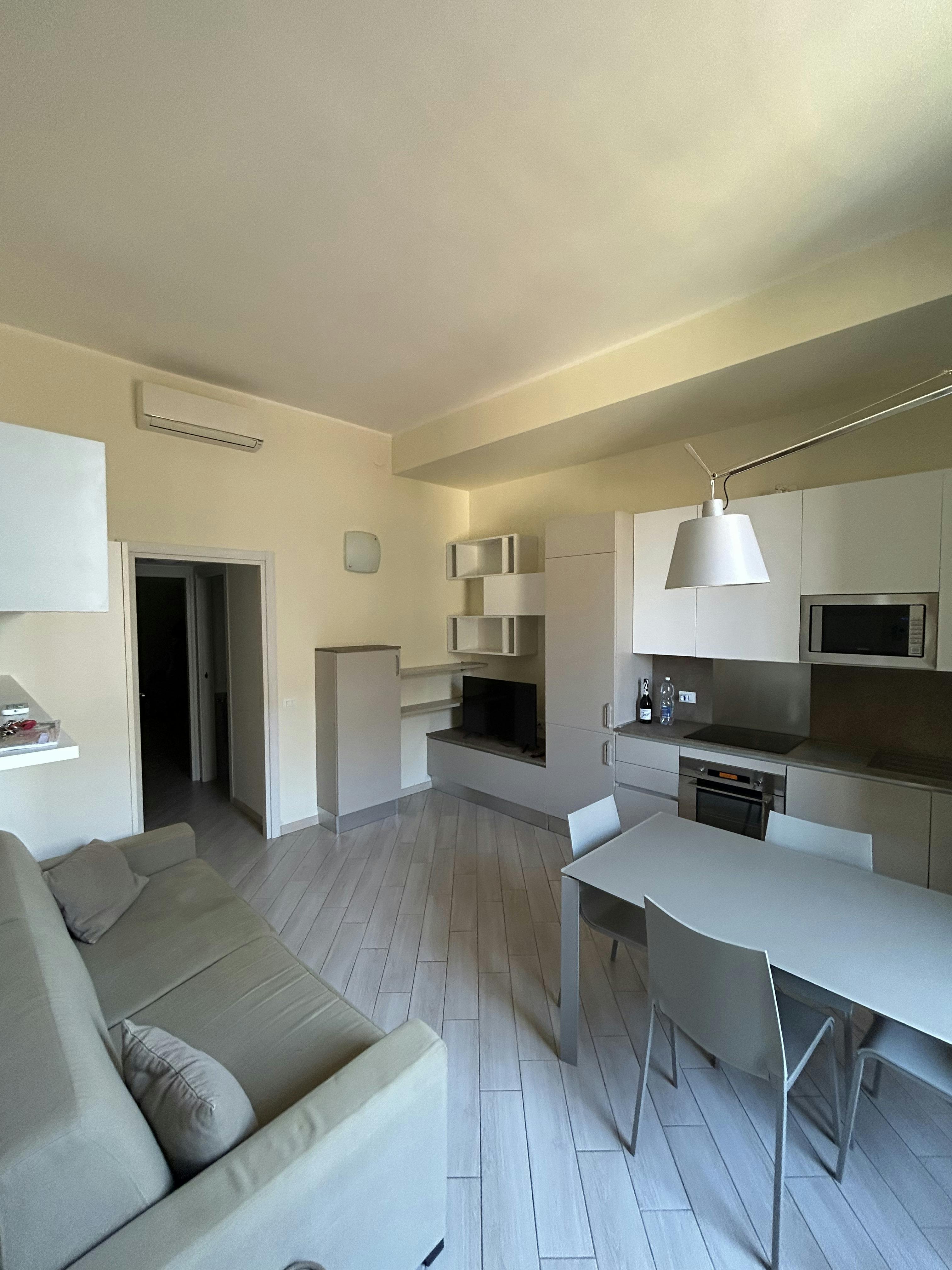 Apartment for rent for €2,400 per month in Milan, Via Carlo Pisacane