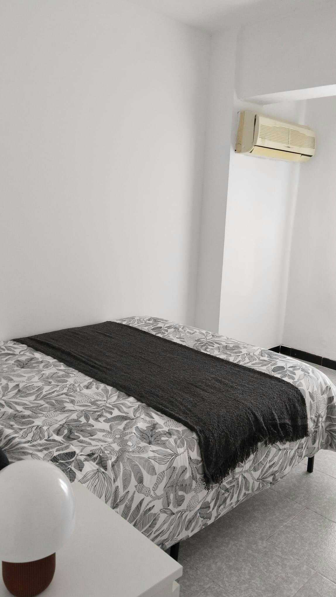 Single room Valencia, 1 bed, 9m² — photo 1