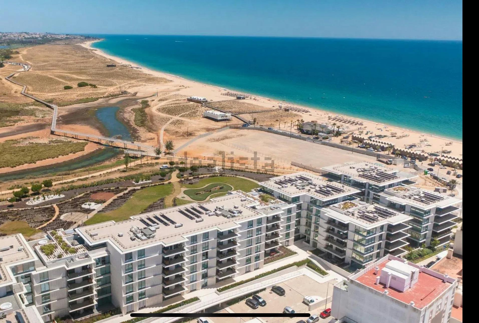 Apartment for rent for €2,250 per month in Armação de Pêra, Avenida do Rio