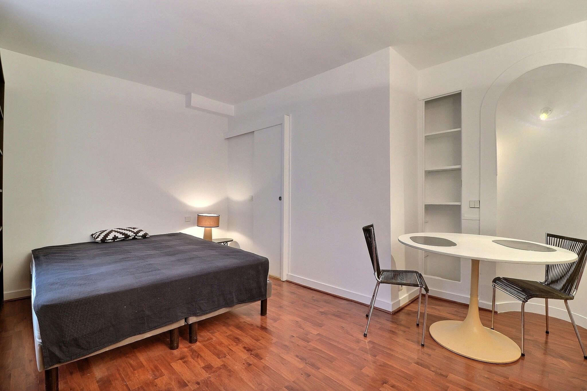 Apartment in Rue Augereau, Paris (1651657) room image 1