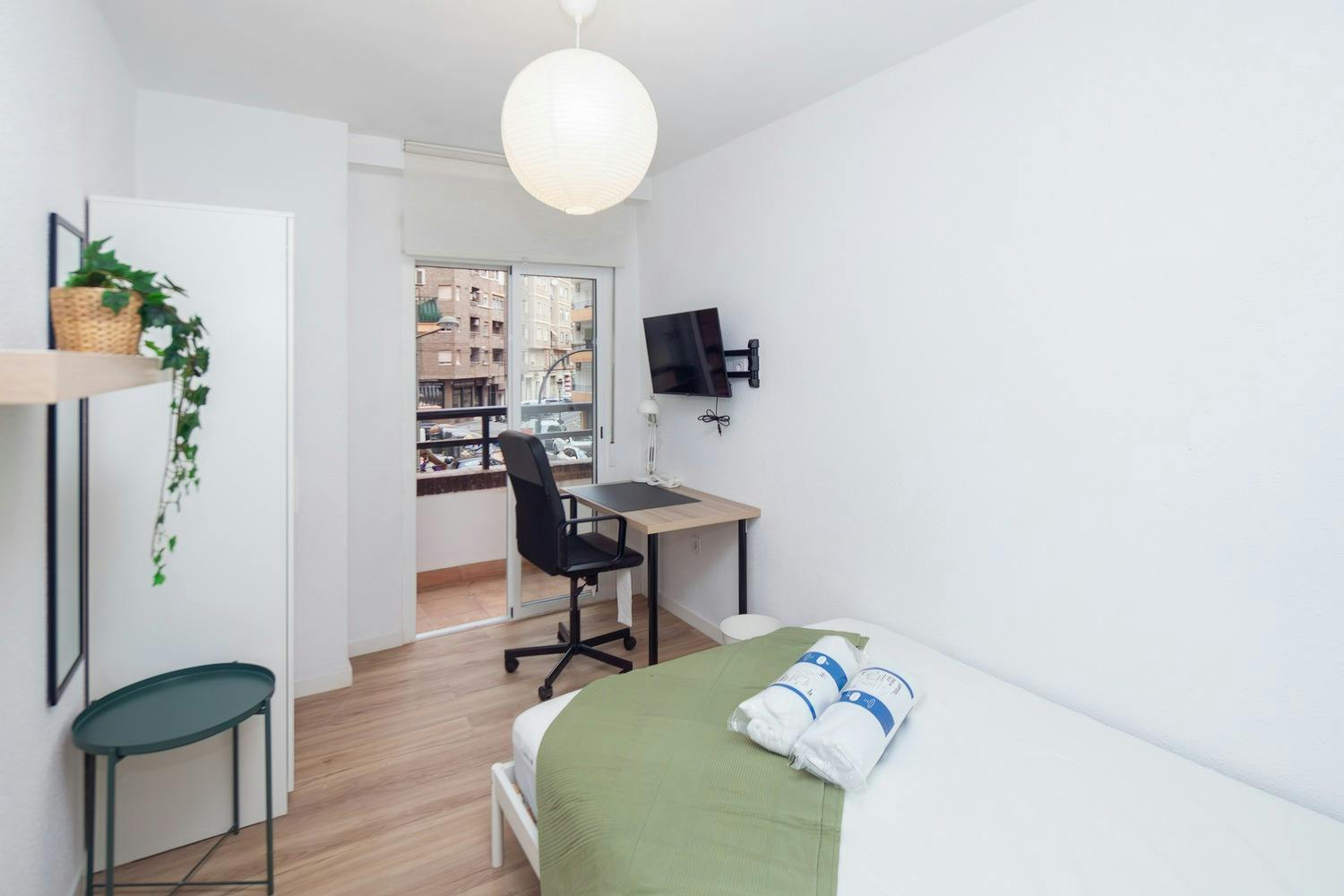 Private room for rent for €425 per month in Valencia, Carrer de Linares