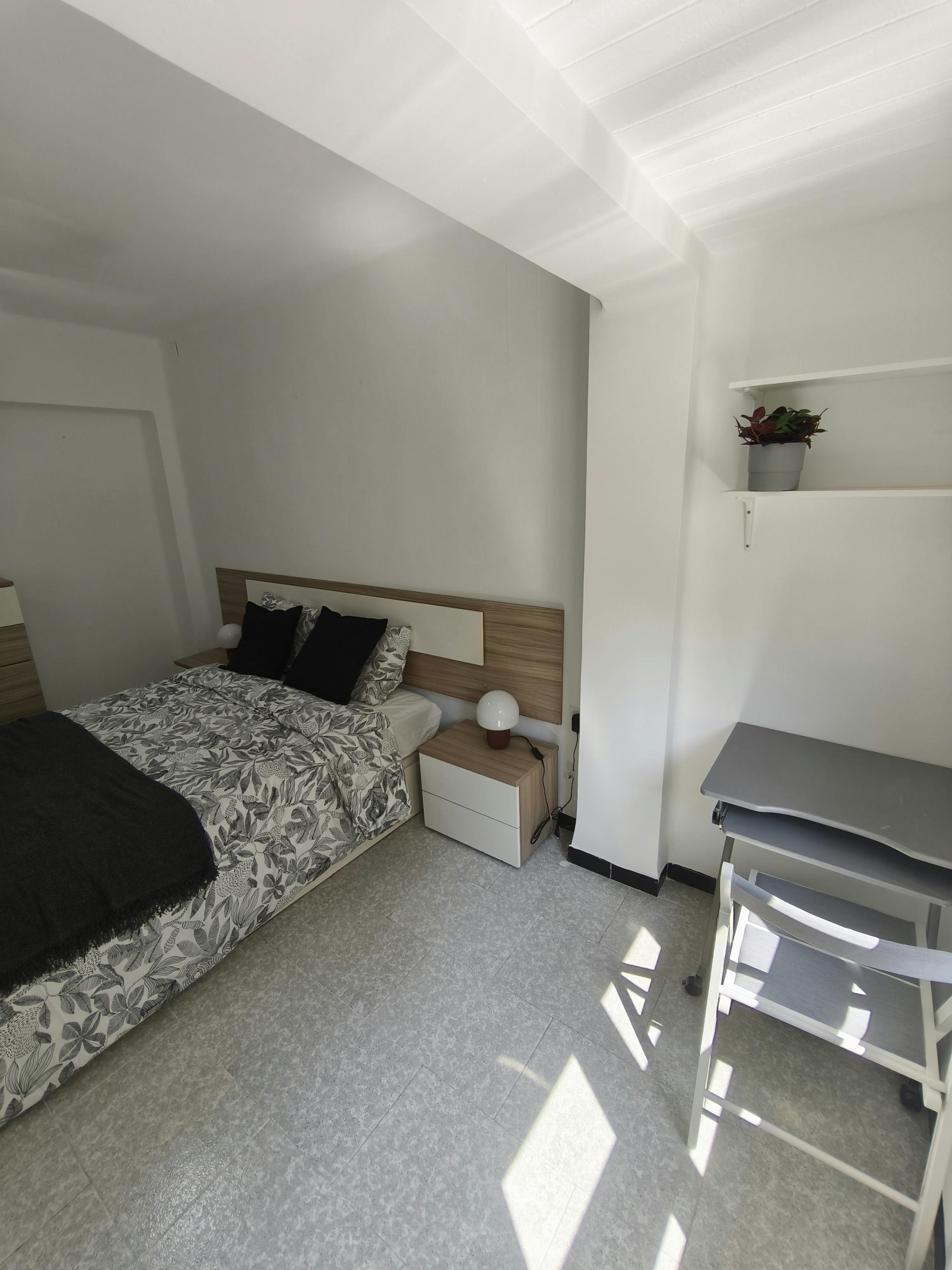Single room Valencia, 1 bed, 9m² — photo 5