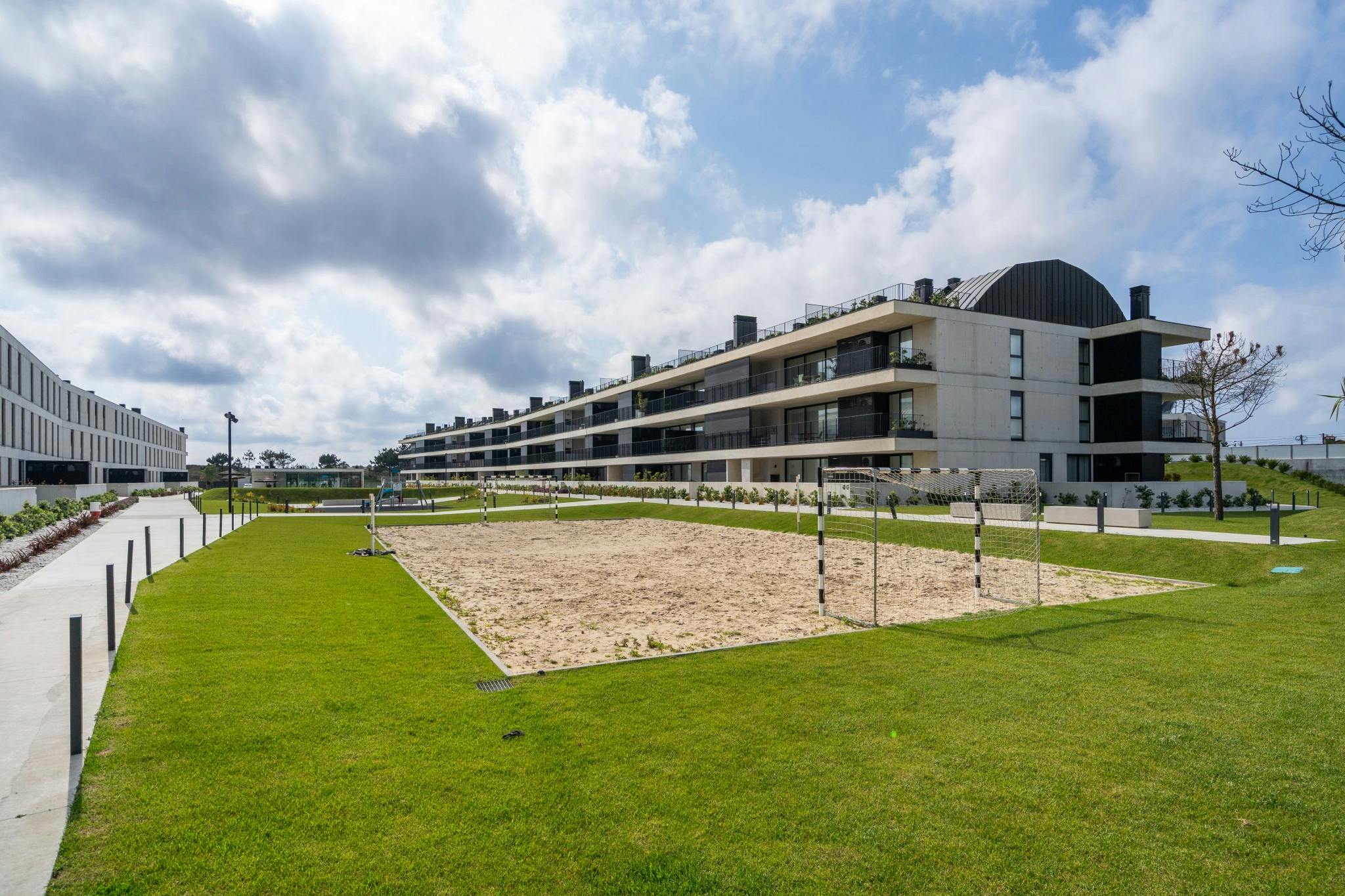 Building for rent for €9,999 per month in Apúlia, Avenida da Colónia