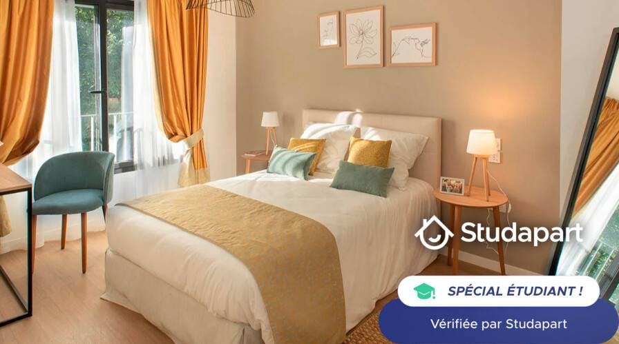 私人房间 正在以 €990 的月租出租，其位于 Versailles, Rue Alexis de Tocqueville