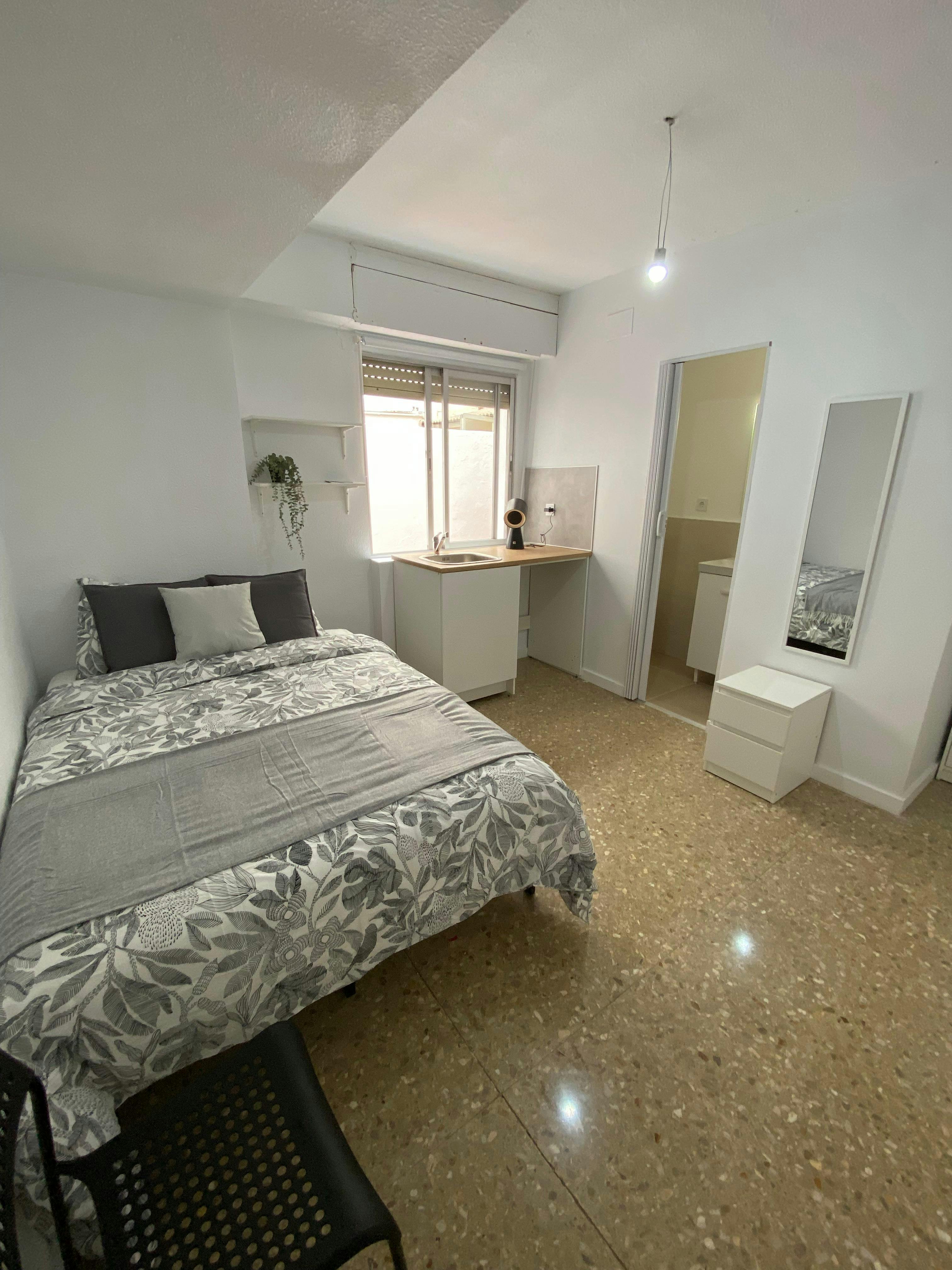 Private room for rent for €515 per month in Manises, Carrer Joan Lluis Vives