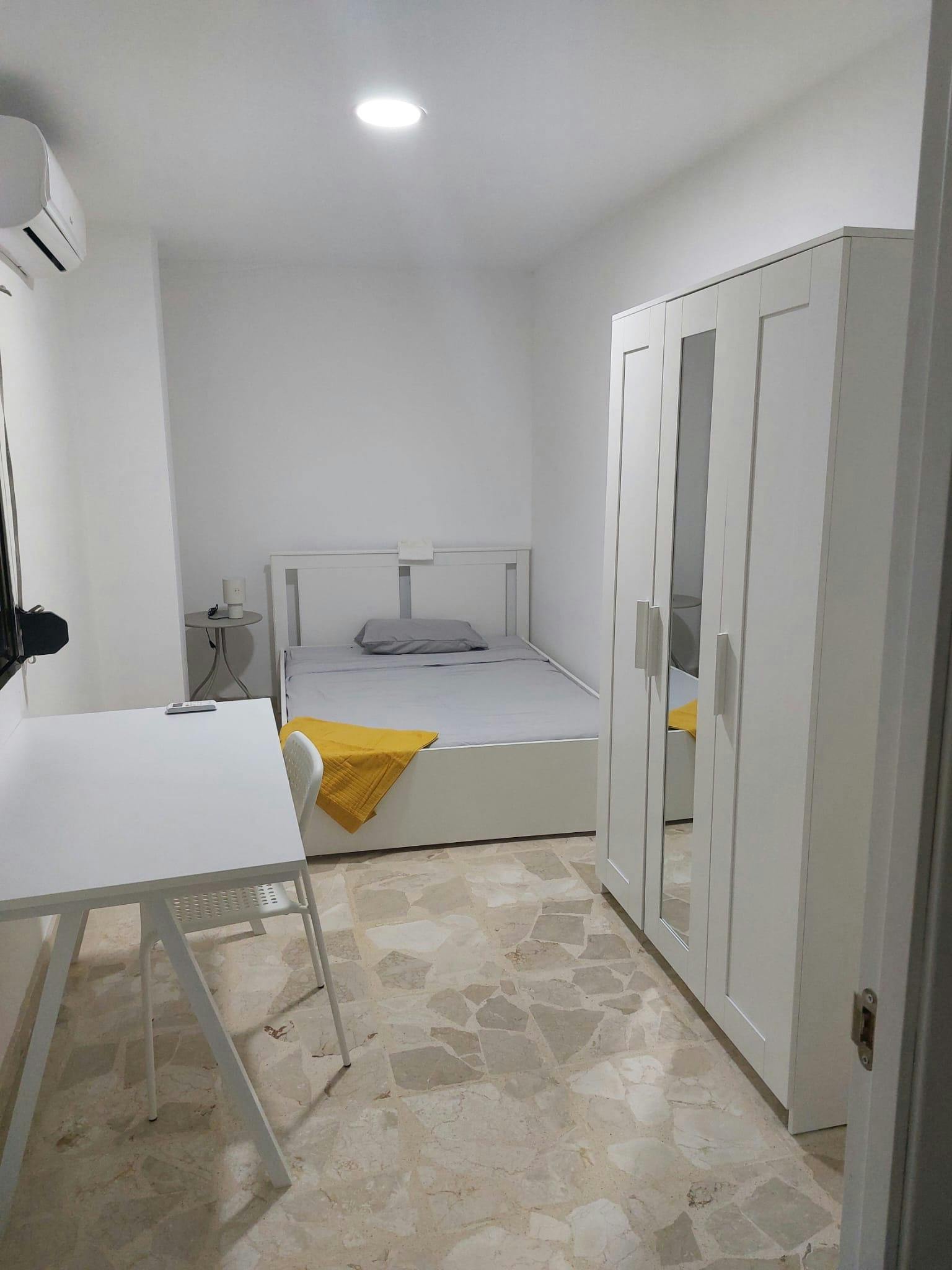 Private room for rent for €310 per month in Jaén, Calle Juanito Valderrama