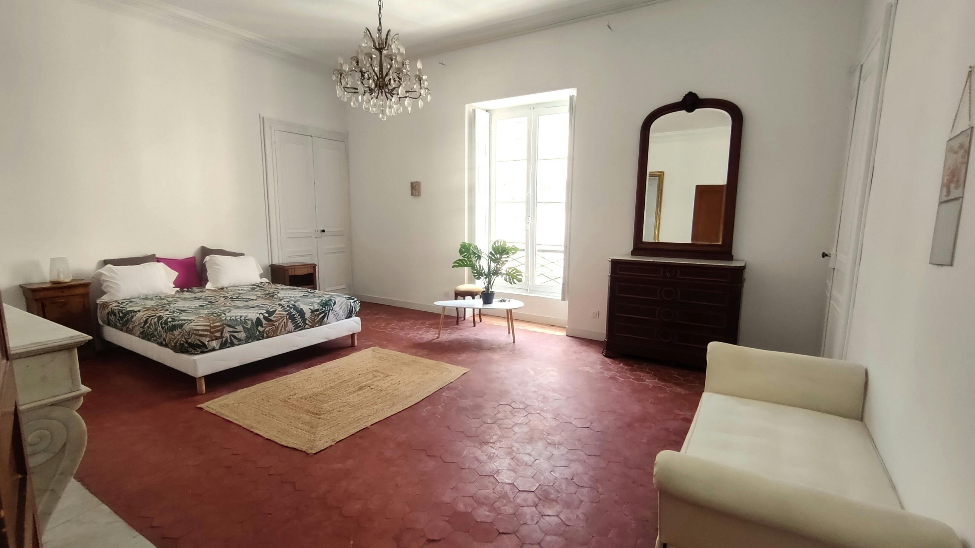 Apartment for rent for €1,300 per month in Nîmes, Grand Rue