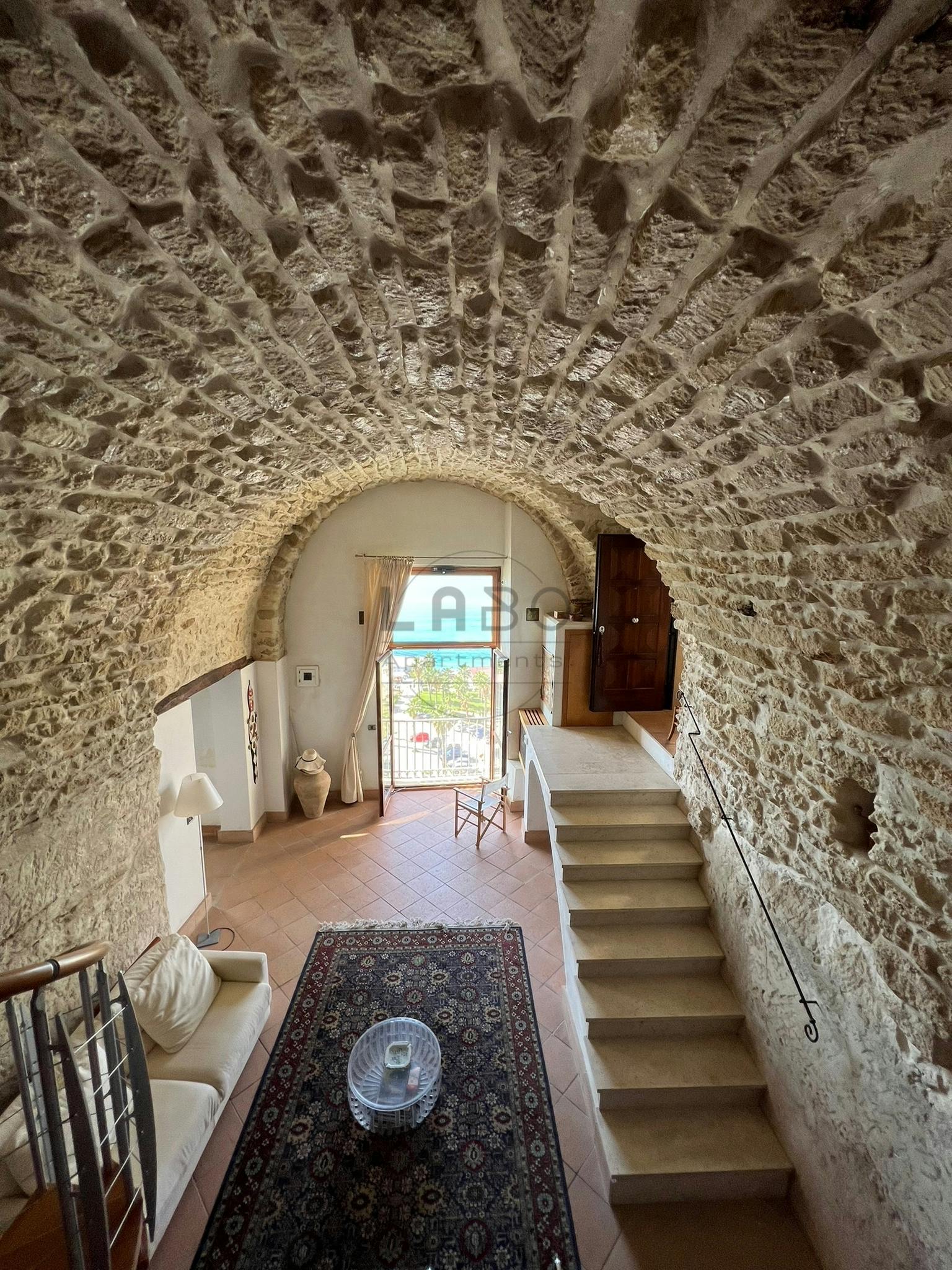 Apartment for rent for €2,400 per month in Tropea, Via Abate Sergio
