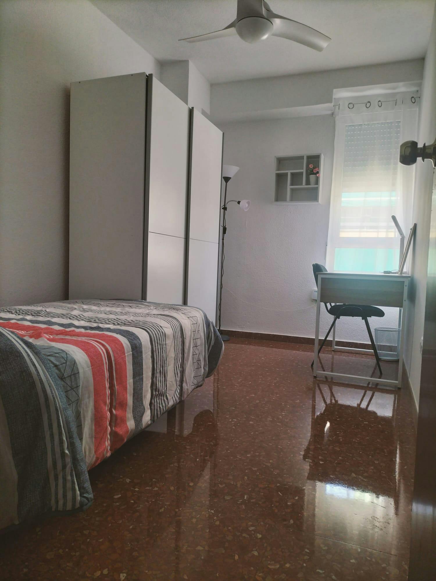 Private room for rent for €490 per month in Valencia, Carrer del Bisbe Jaume Pérez