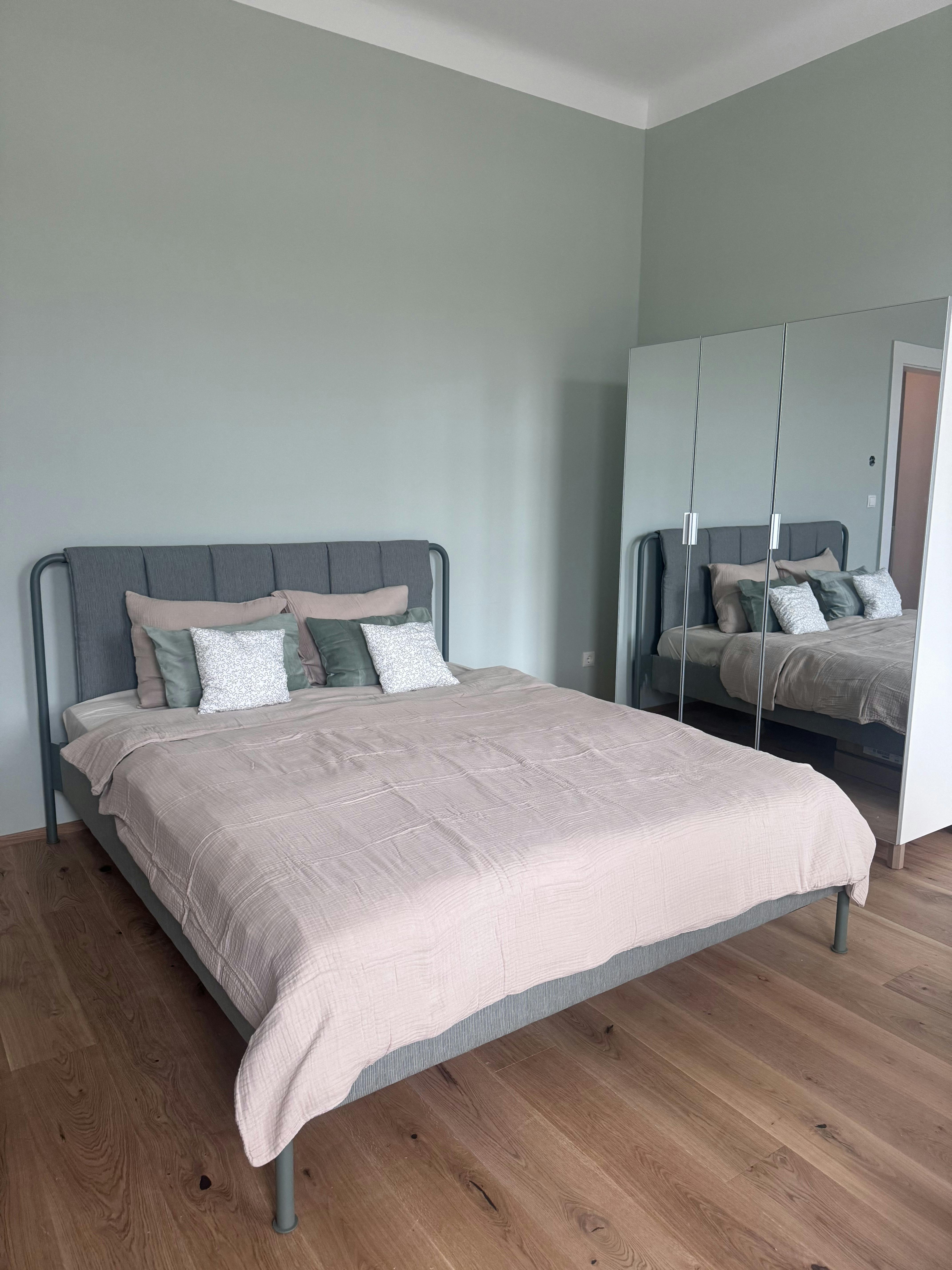 Zwölfergasse, Vienna preview