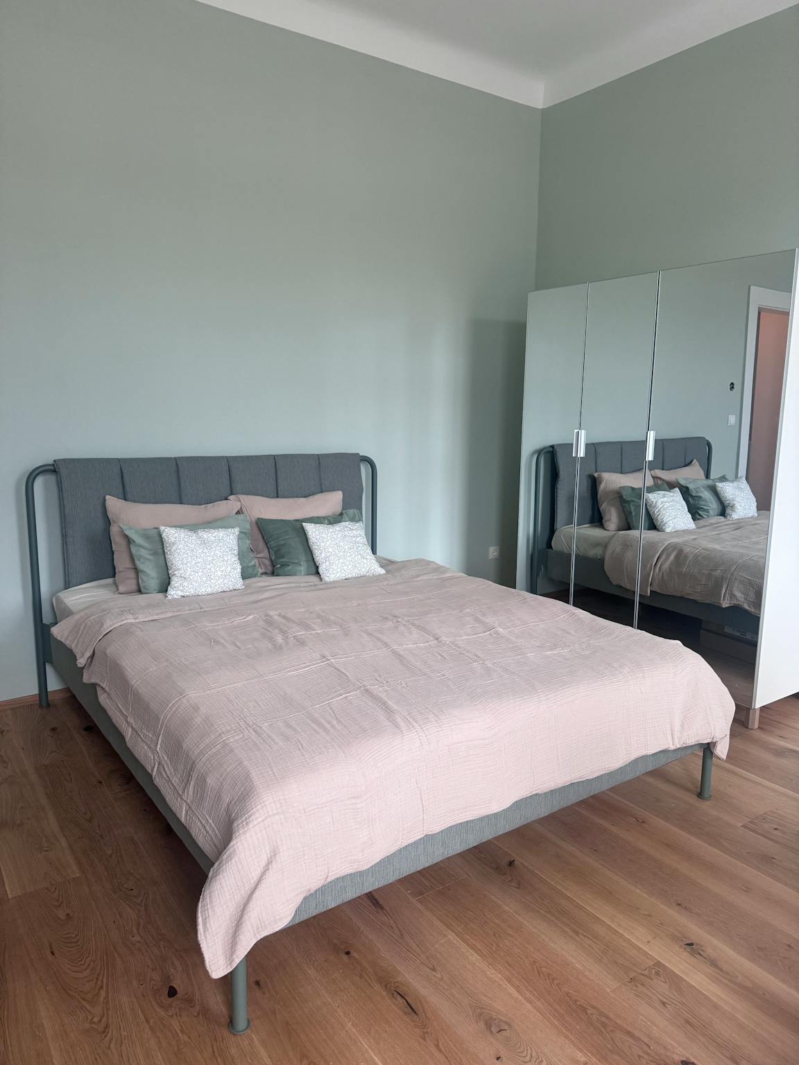 Zwölfergasse, Vienna preview