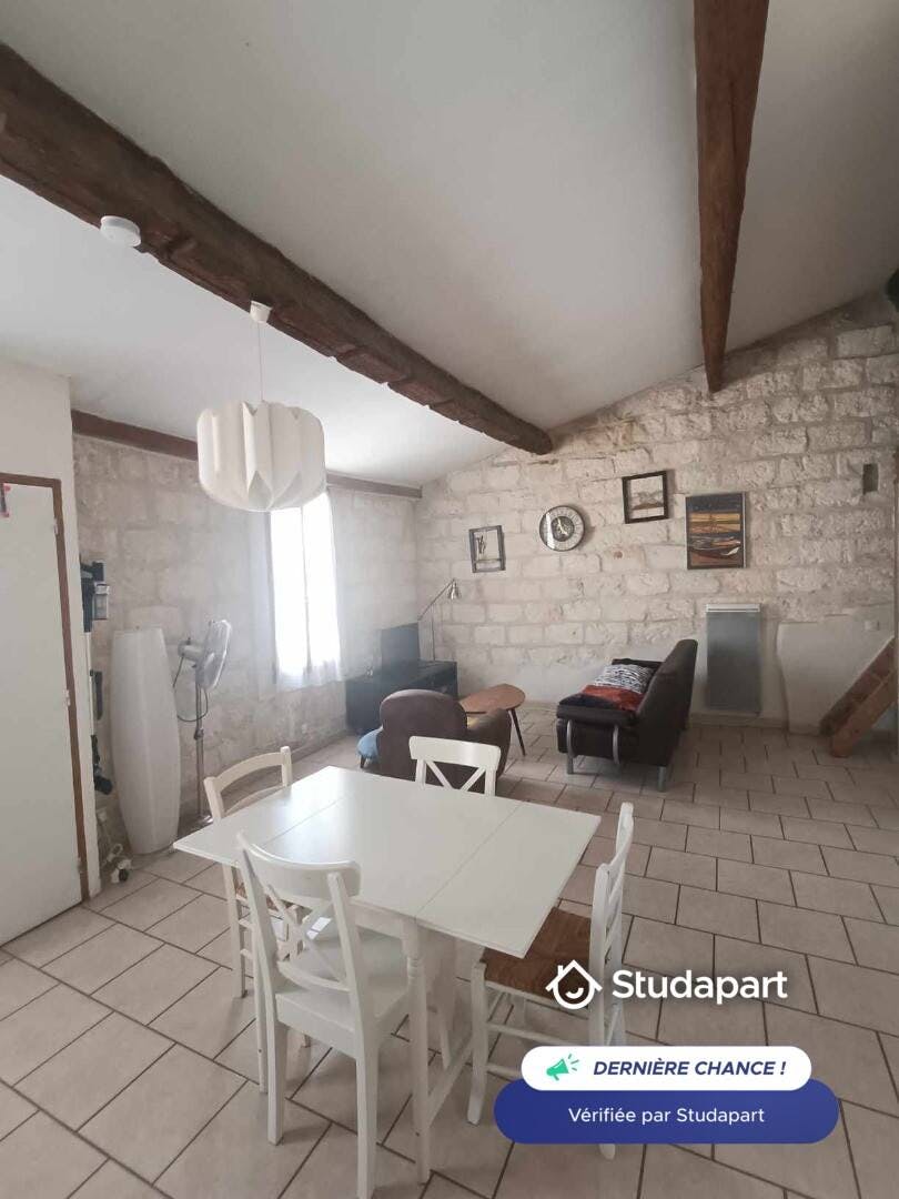 Apartment for rent for €700 per month in Aigues-Mortes, Ruelle de l'Église