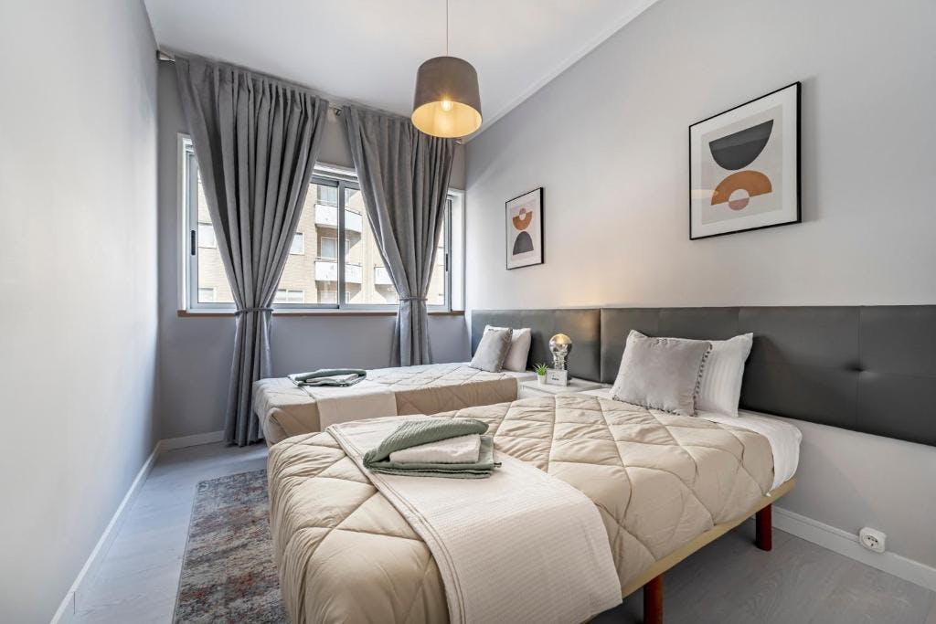 私人房间 正在以 €350 的月租出租，其位于 Porto, Rua de Faria Guimarães