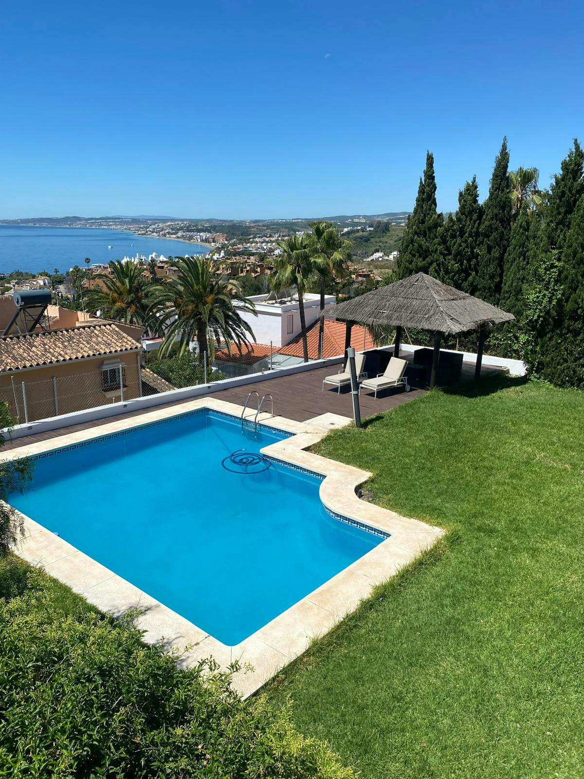 Apartament de închiriat pentru 2.900 EUR pe lună în Urbanización Puerto de Estepona, Calle del Manzano