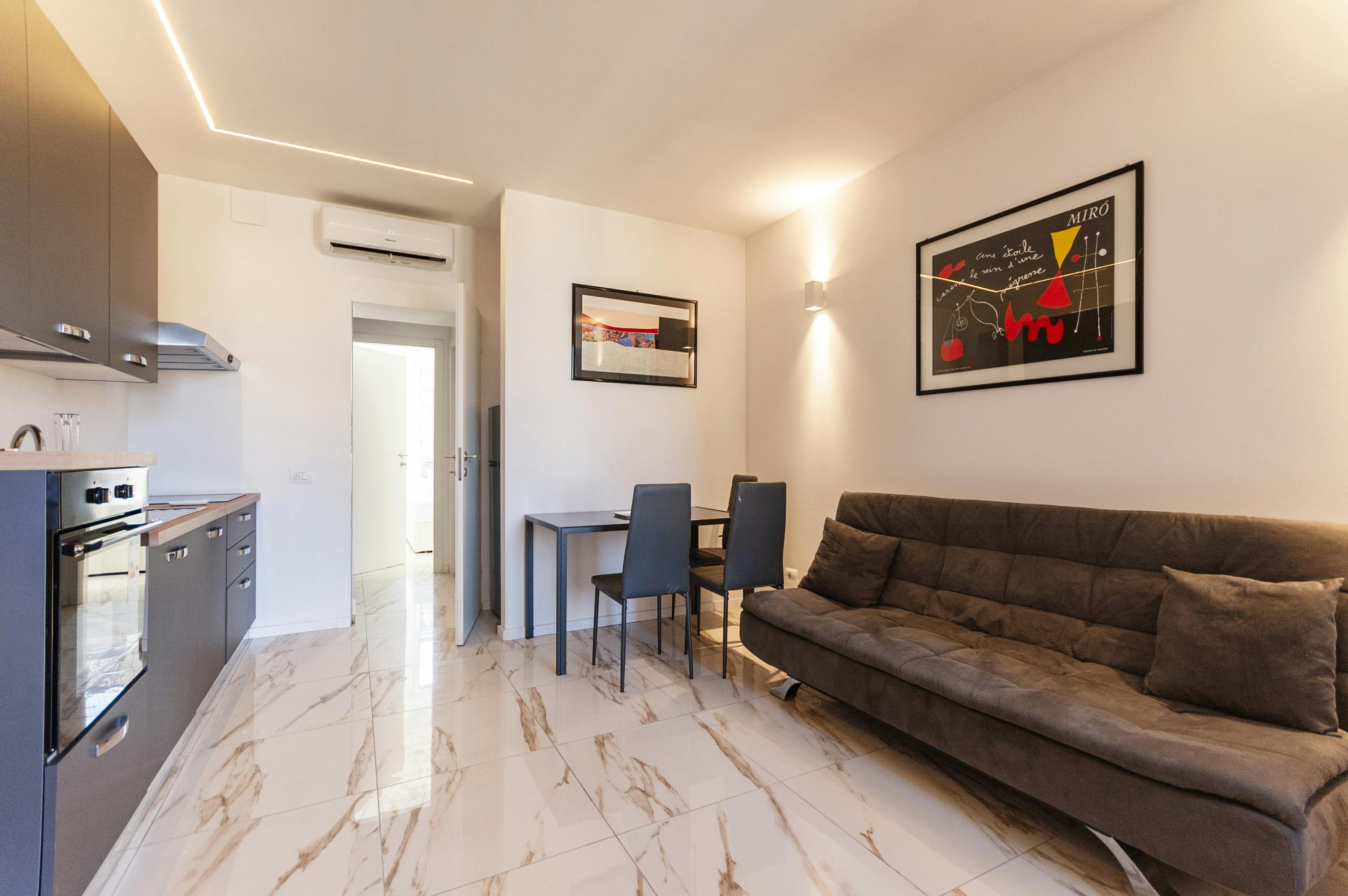 Apartment for rent for €1,785 per month in Milan, Via Lodovico Montegani