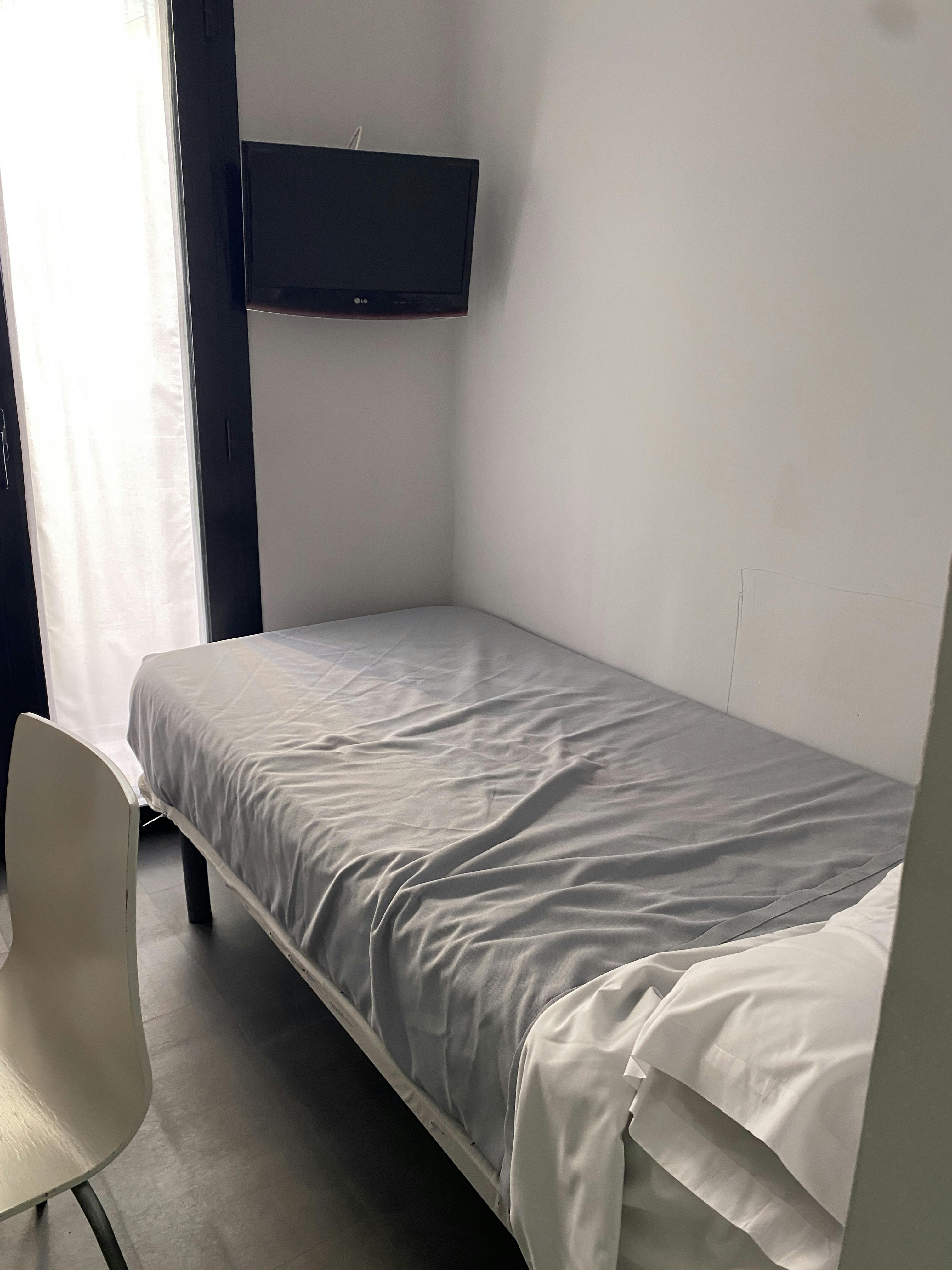 Private room for rent for €1,095 per month in Barcelona, Carrer de l'Hospital