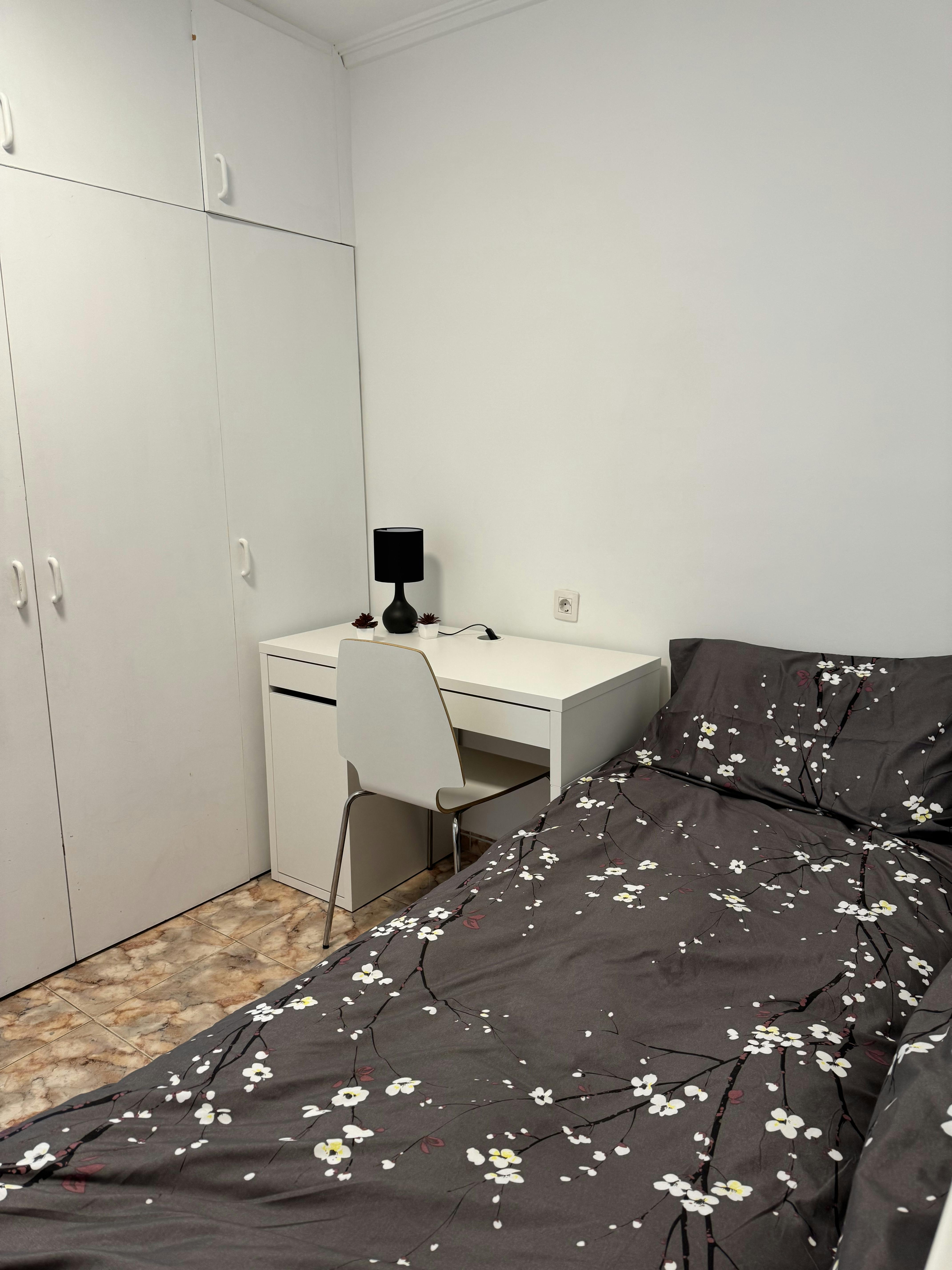 Private room for rent for €1,000 per month in Valencia, Carrer de Guillem d'Anglesola