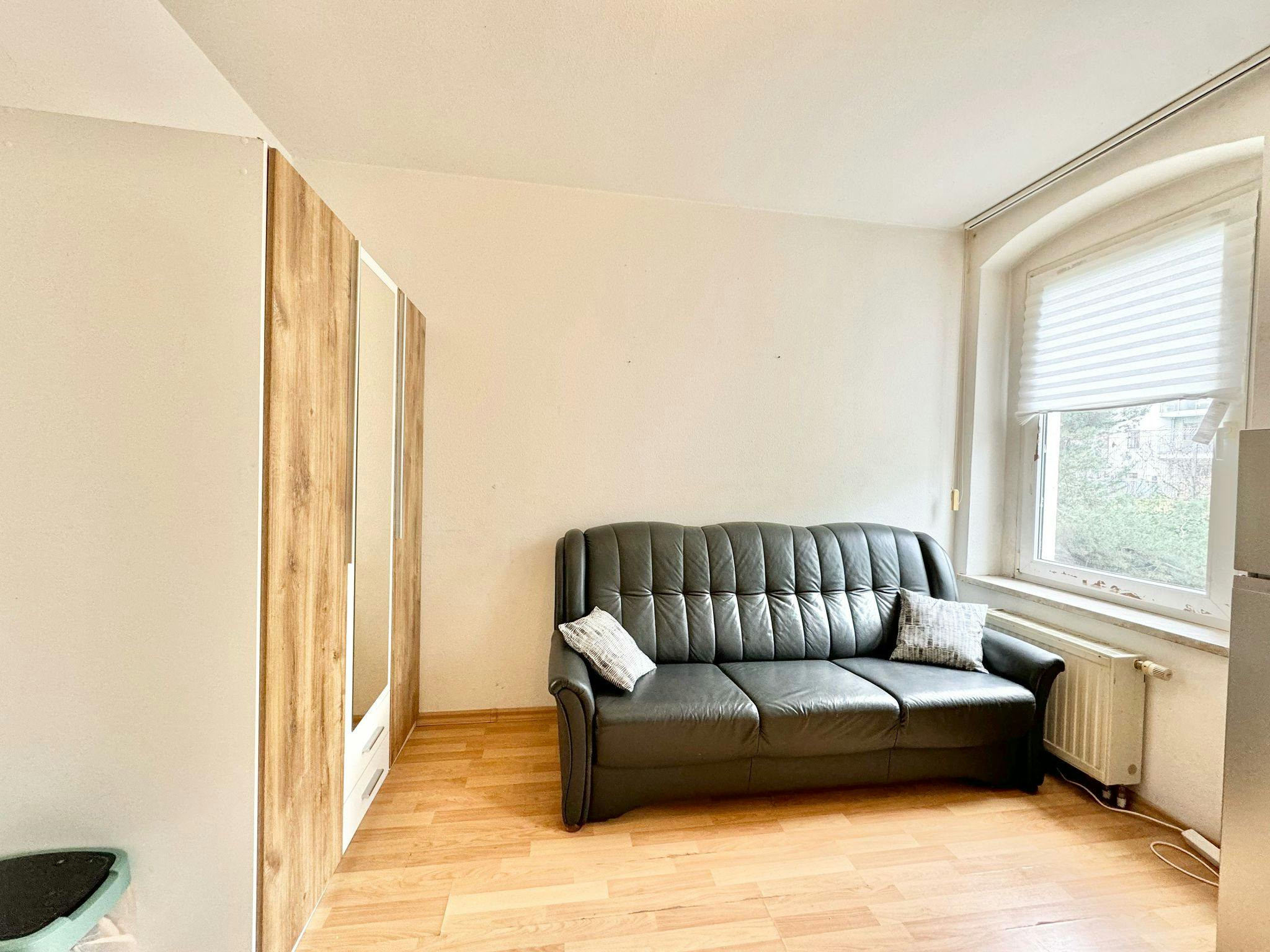 Building for rent for €1,200 per month in Chemnitz, Klarastraße