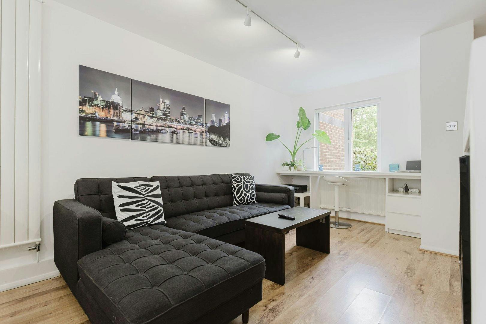 House for rent for £2,650 per month in London, Henley Drive