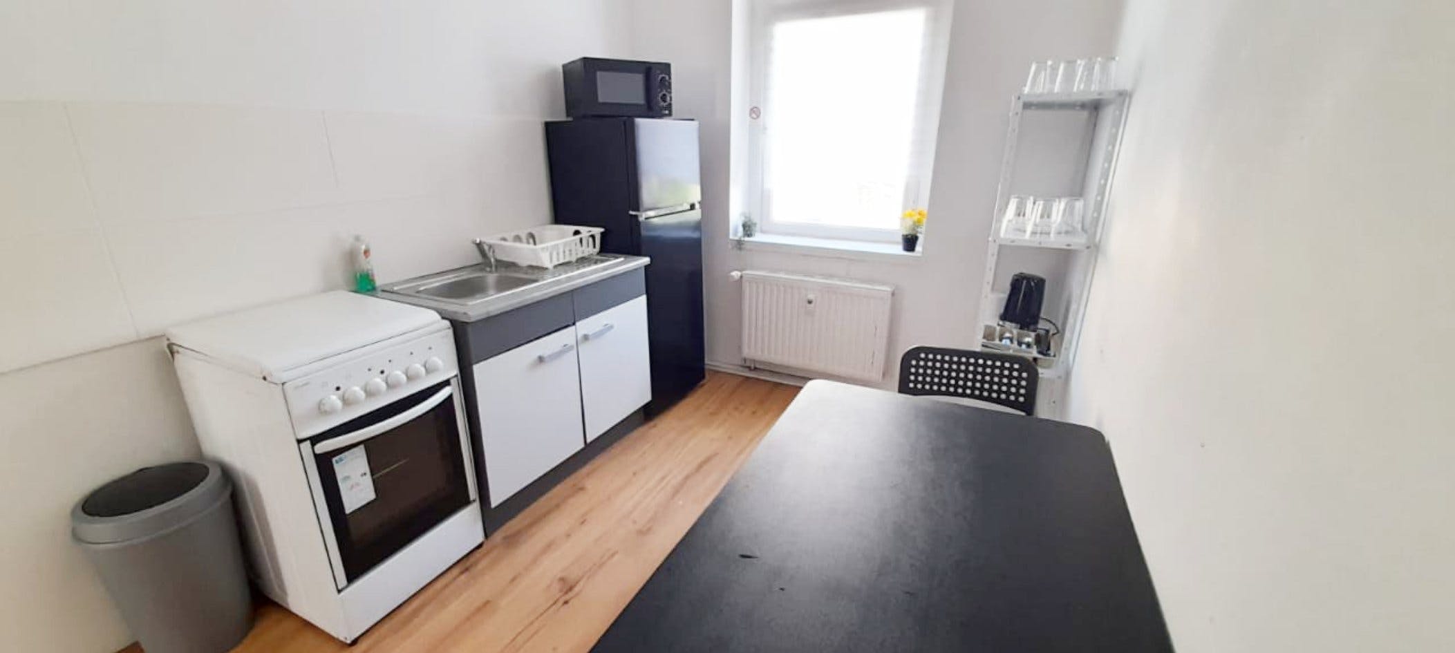 Apartment for rent for €1,800 per month in Zeitz, Parkstraße