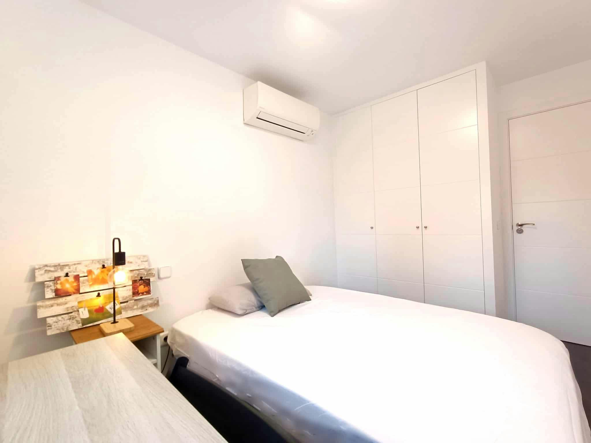 Private room for rent for €470 per month in Madrid, Calle de Rafael Fernández Hijicos