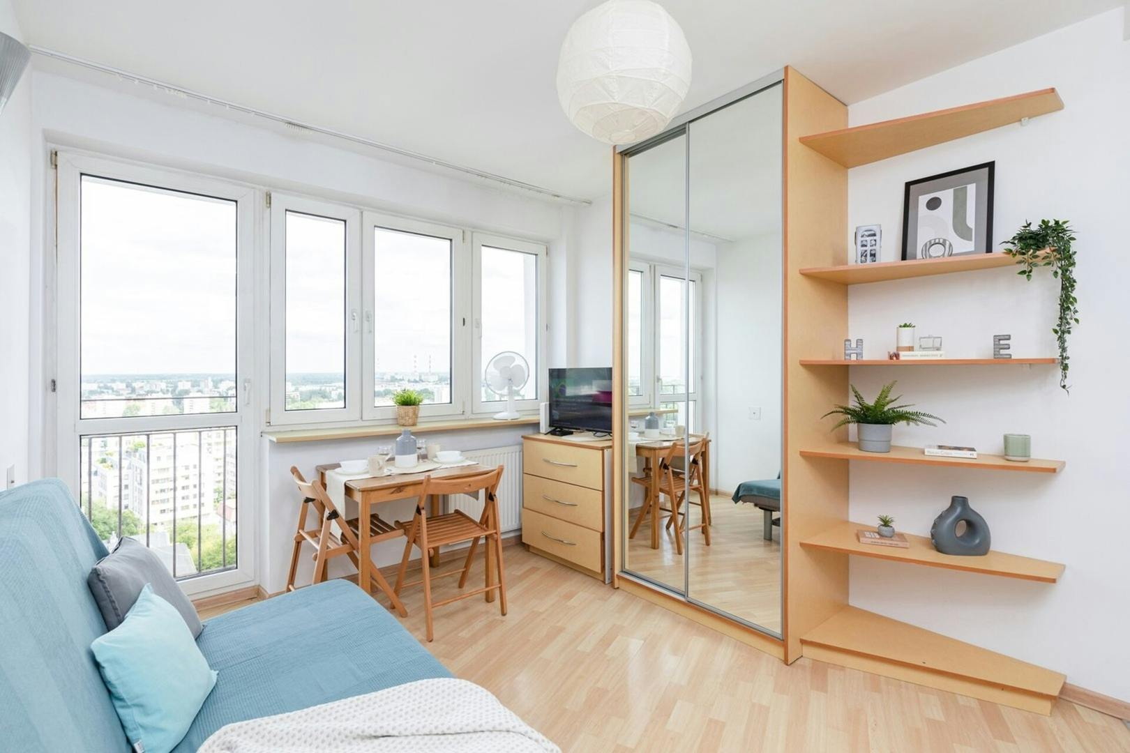 单间公寓 正在以 €923 的月租出租，其位于 Warsaw, Puławska