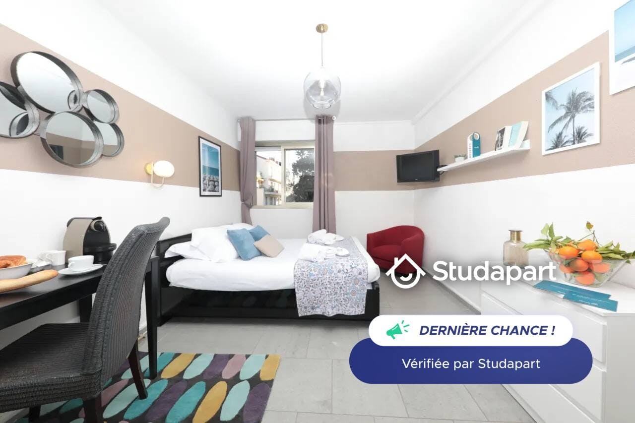 Apartment for rent for €1,050 per month in Antibes, Avenue Alexandre III