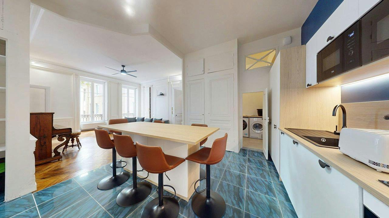 Private room for rent on Rue Sainte-Hélène, Lyon - Plus