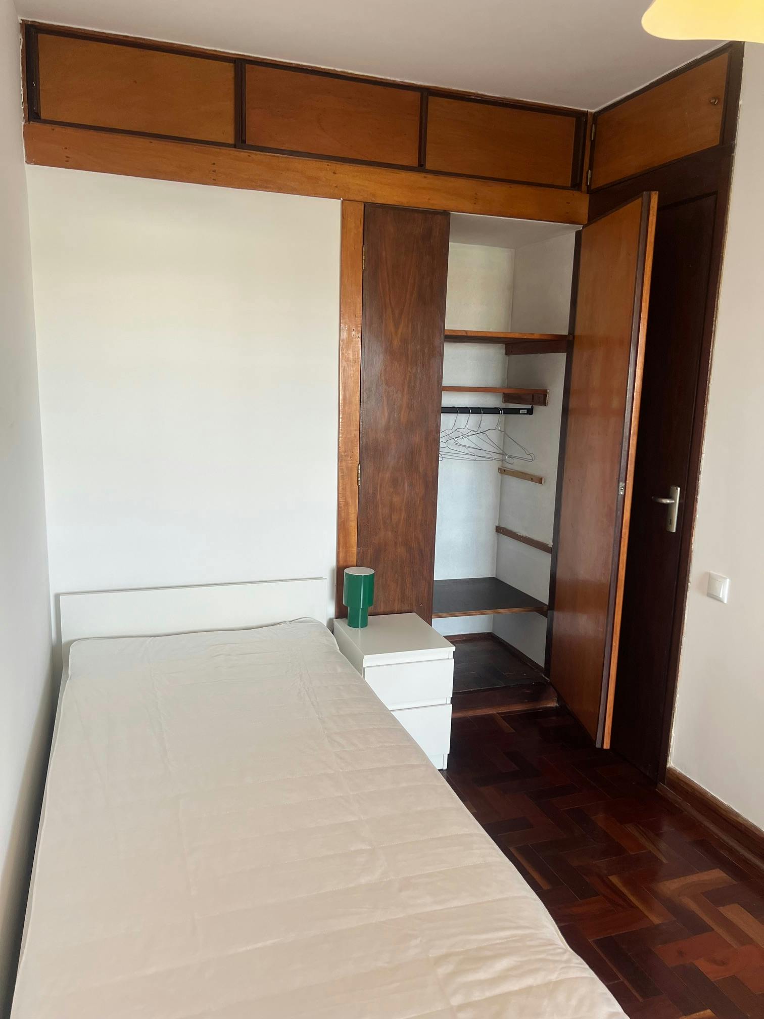Private room for rent for €500 per month in Lisbon, Rua General Silva Freire