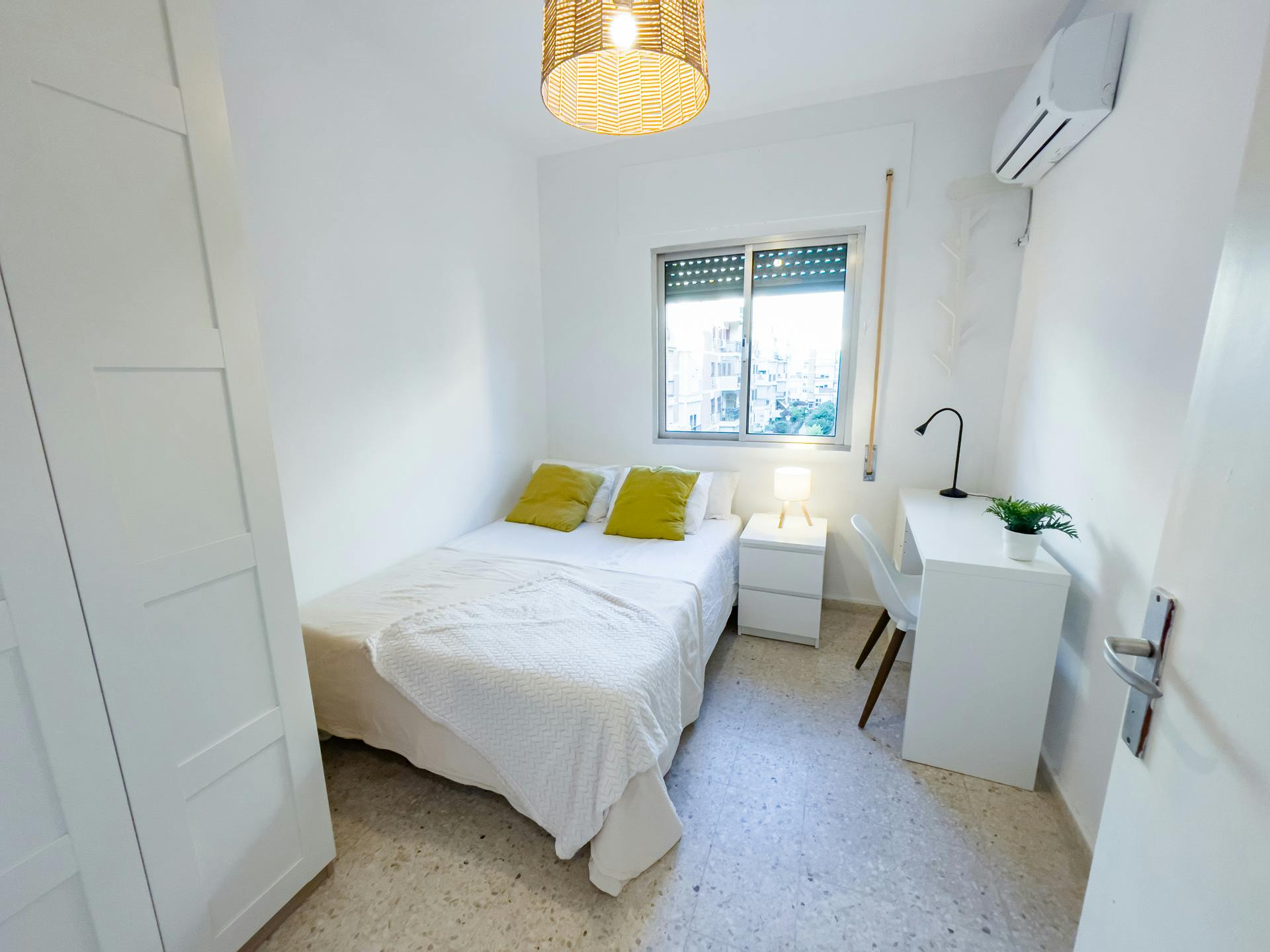 Calle Zafiro, Sevilla preview