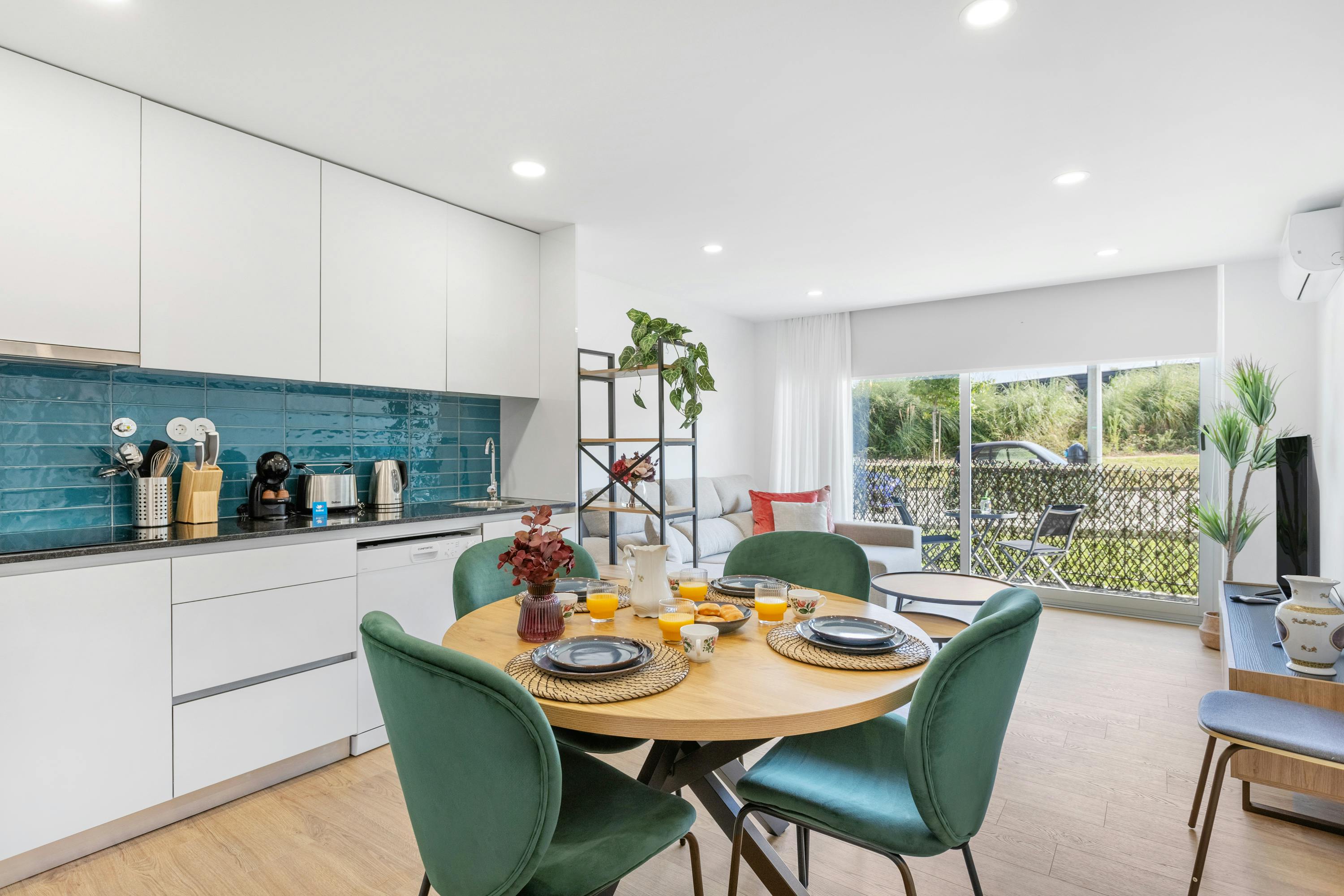 Apartment for rent for €3,670 per month in Espinho, Avenida 32