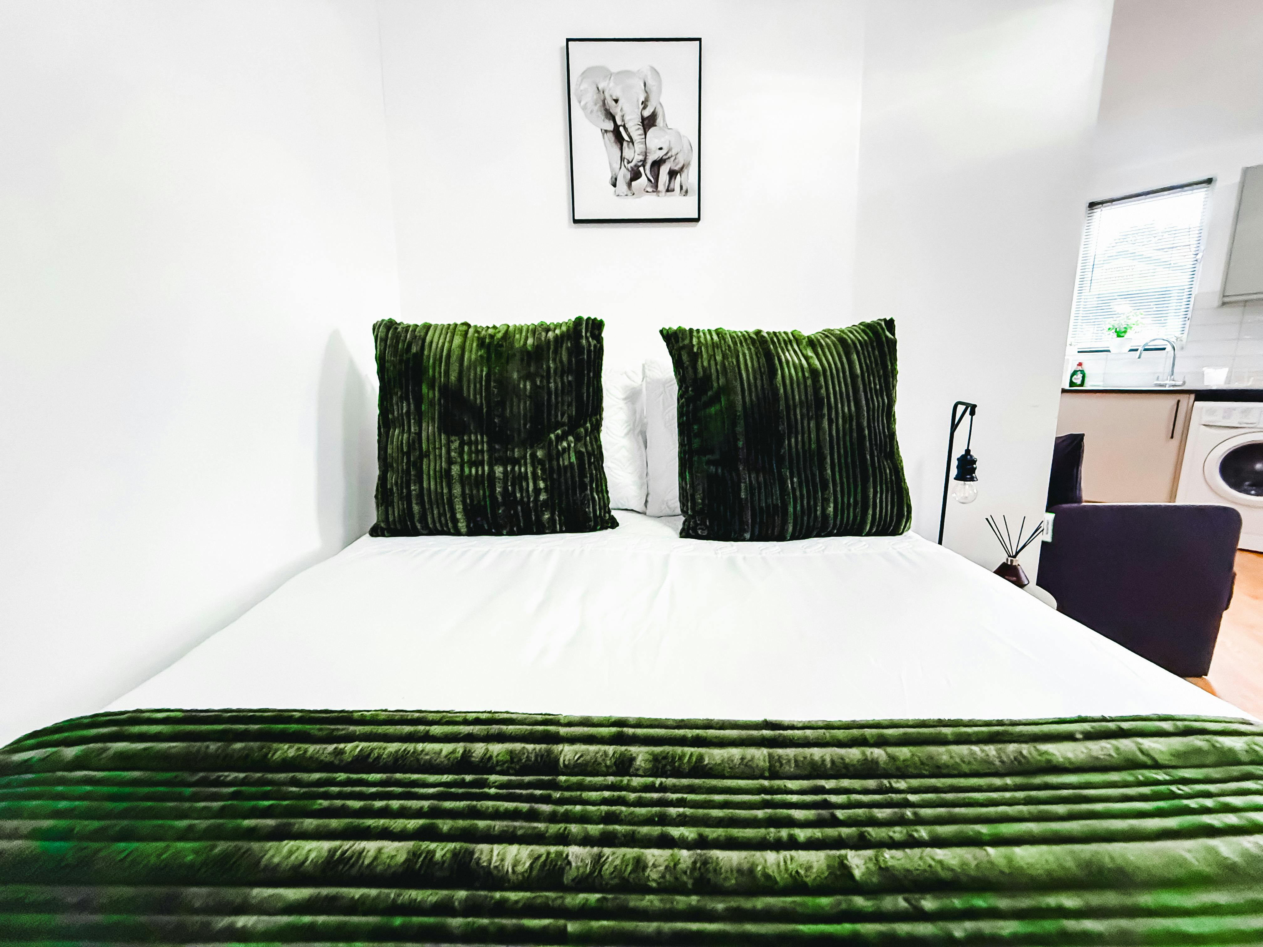 Studio for rent for £1,350 per month in Pudsey, Church Lane