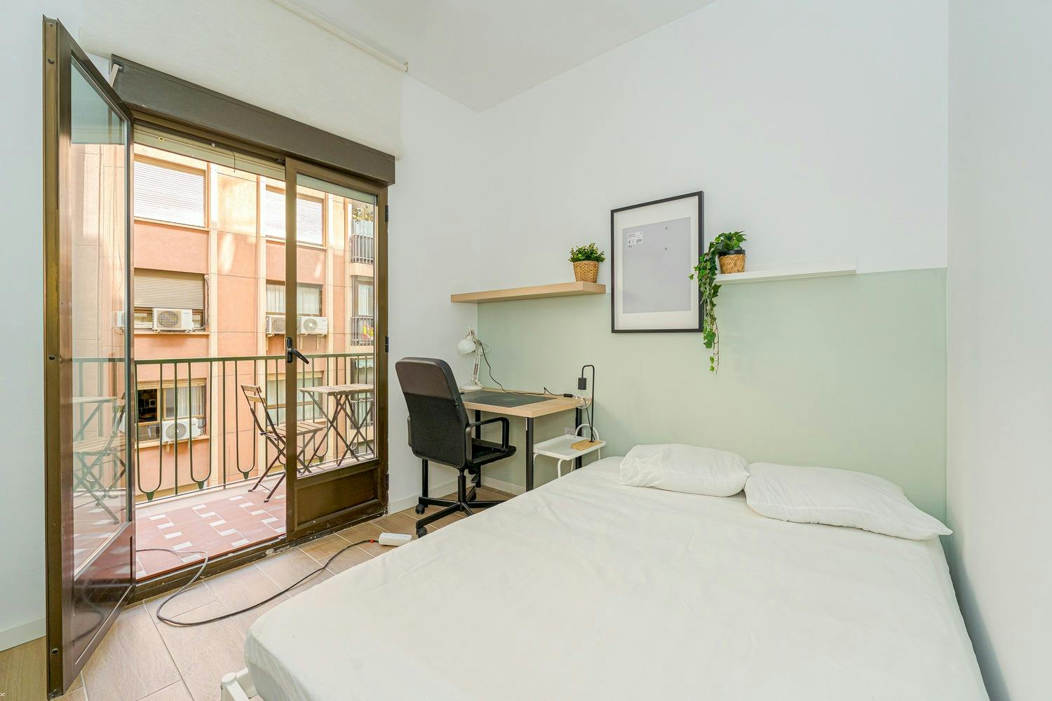 Private room for rent for €325 per month in Alicante, Carrer Italia