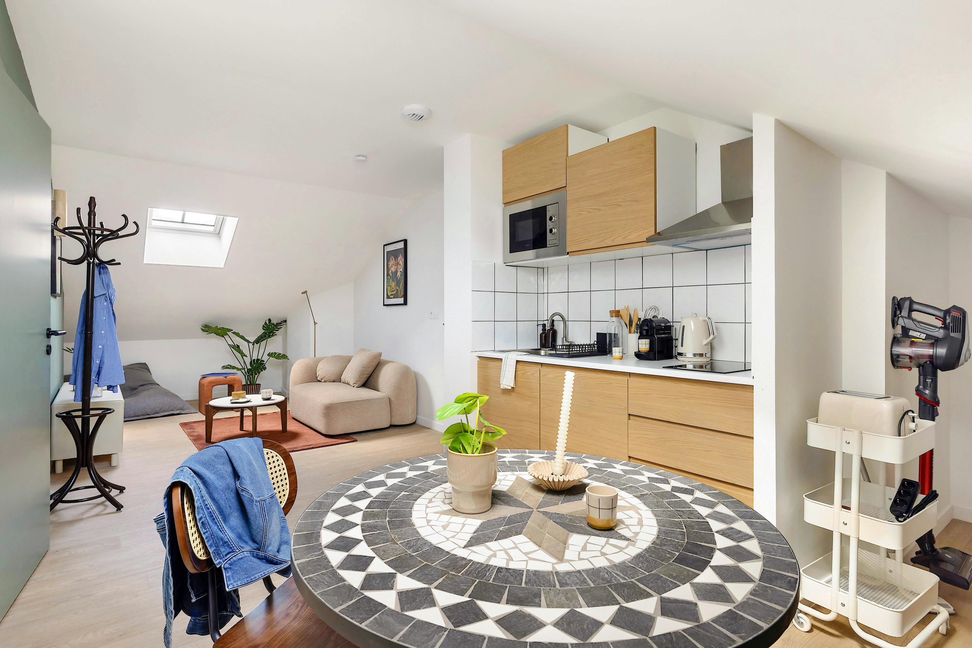 Building for rent for €1,130 per month in Marseille, Place Sadi-Carnot