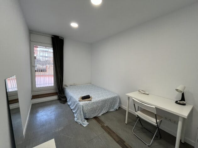 Private room for rent for €590 per month in Barcelona, Passeig de Sant Joan