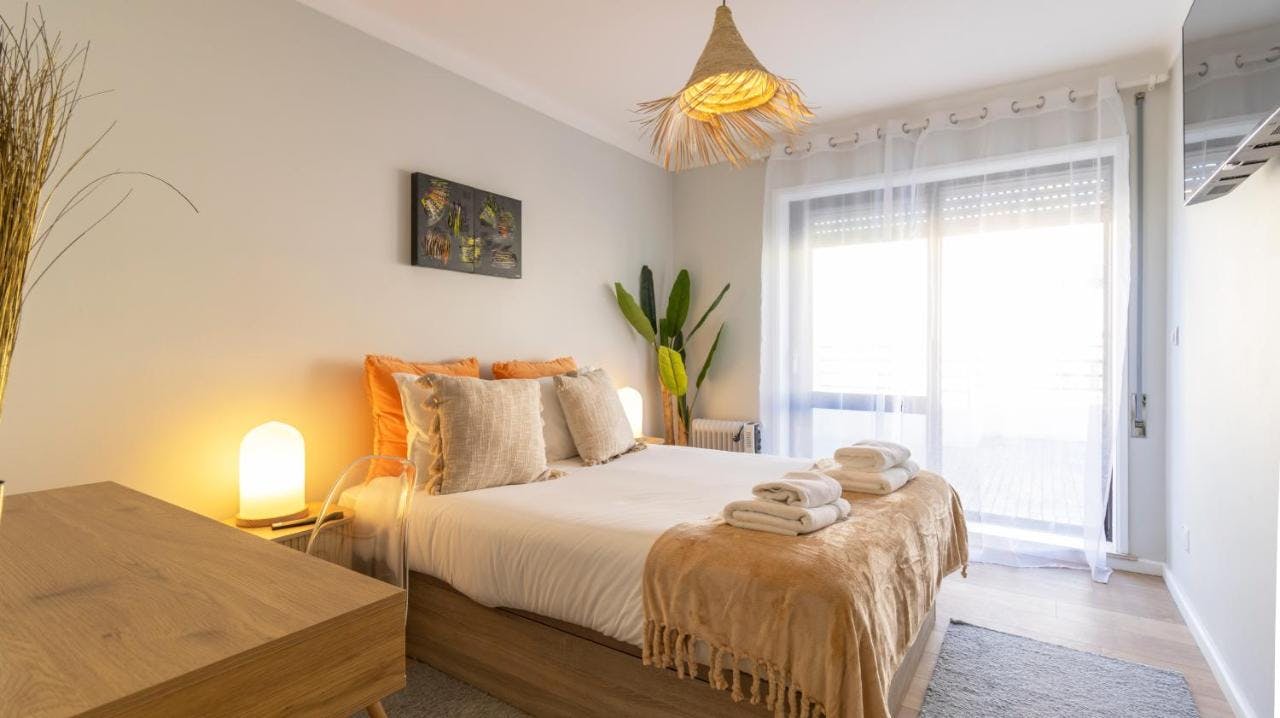 Apartment for rent for €2,650 per month in Porto, Rua António Bessa Leite