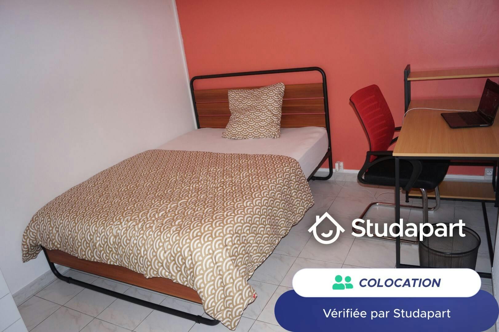 Private room for rent for €580 per month in Les Mureaux, Parc Bugatti